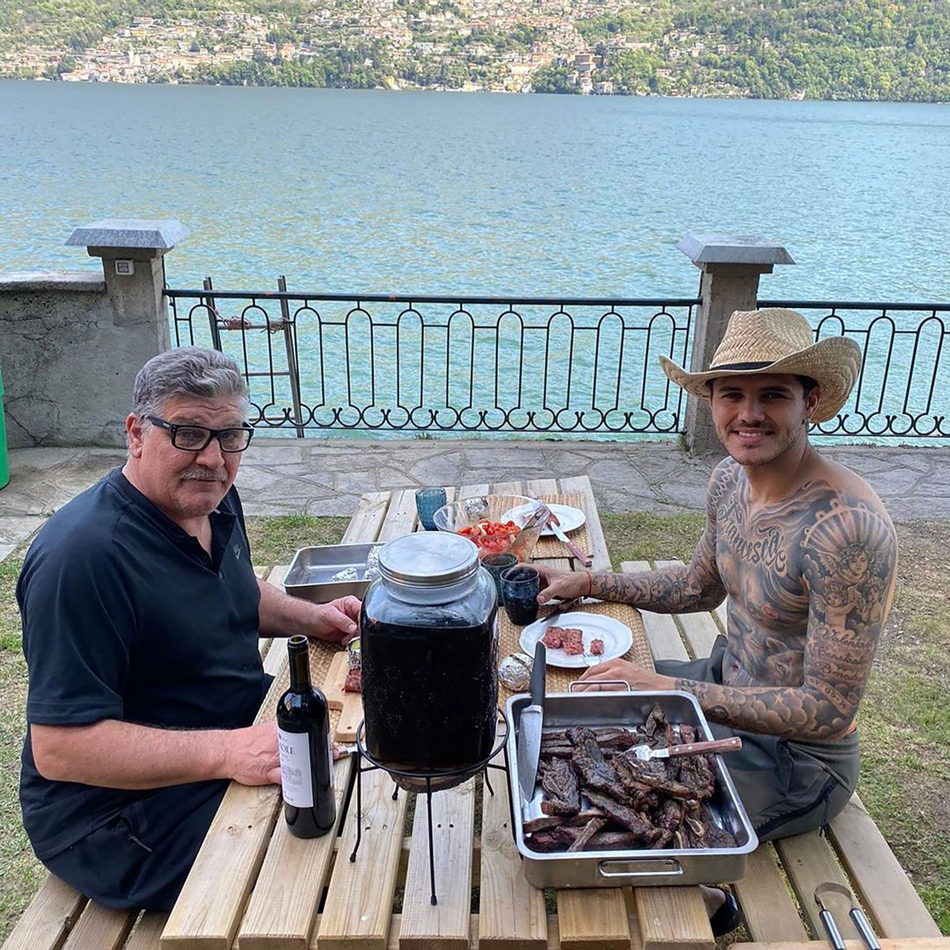 Mauro y su padre disfrutando de un asado (Instagram)