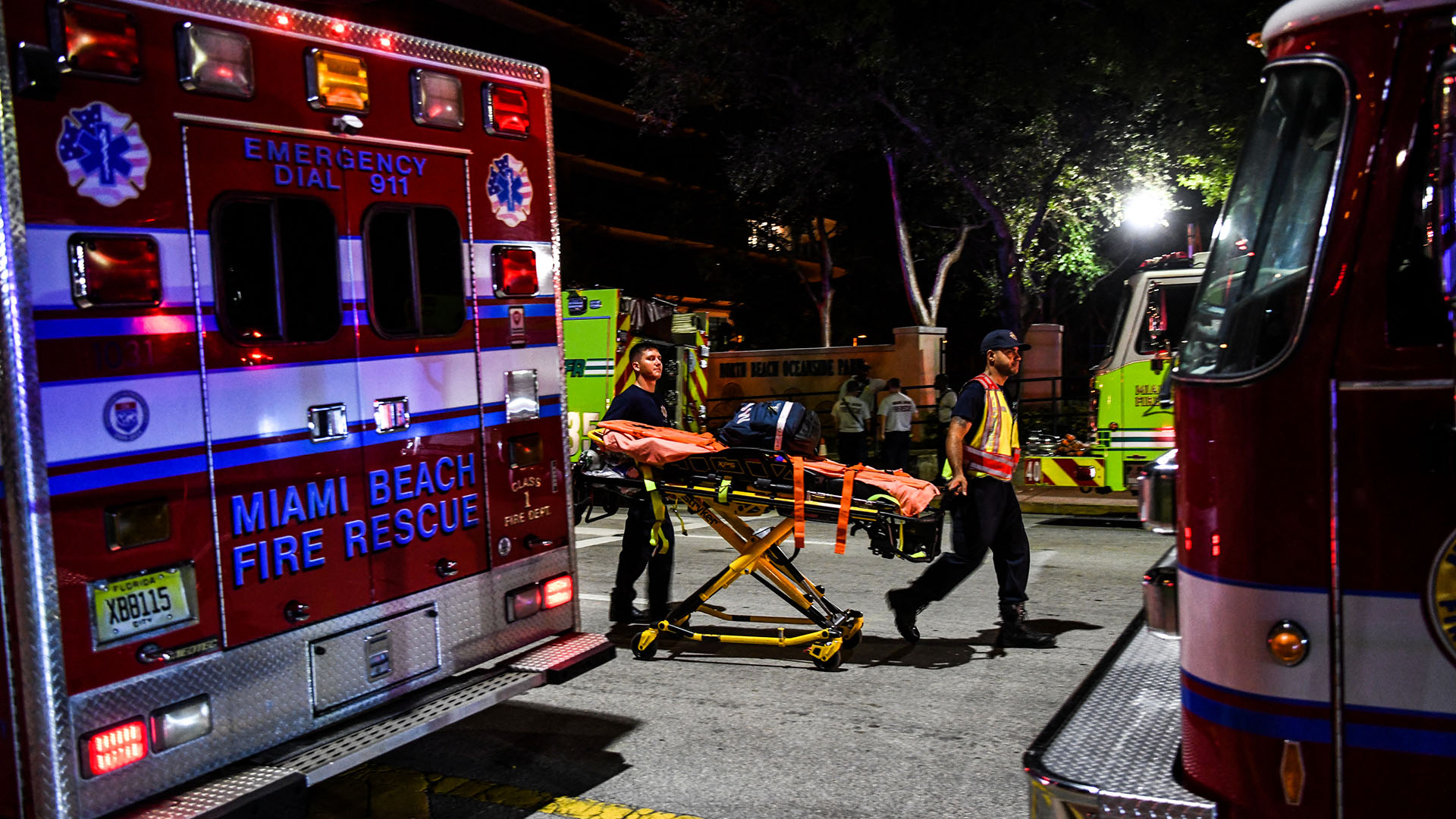 Los socorristas llegan a un edificio parcialmente derrumbado en Miami Beach, Florida, el 24 de junio de 2021 (Foto de Chandan Khanna/ AFP)