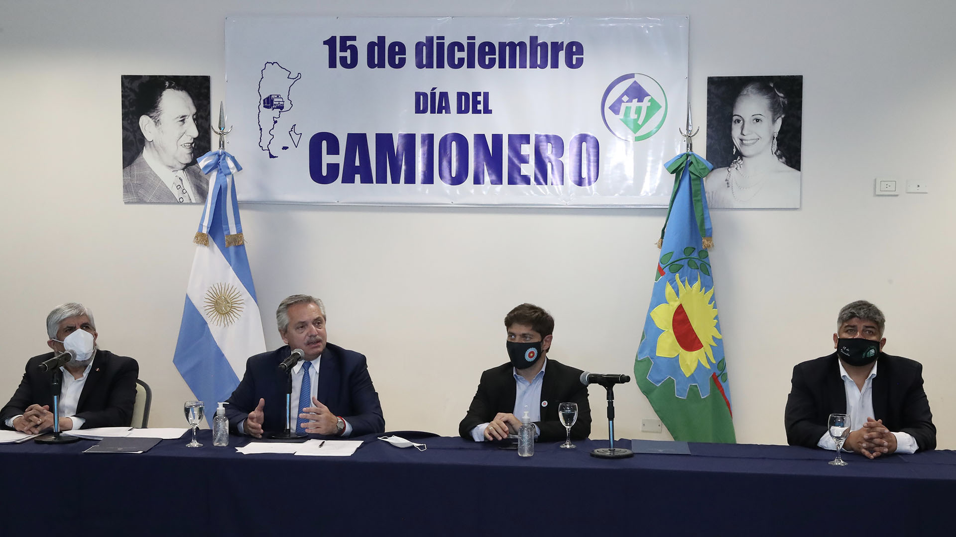 Hugo Moyano, Alberto Fernández, Axel Kicillof y Pablo Moyano, en el acto por el Día del Camionero (Foto de Presidencia)