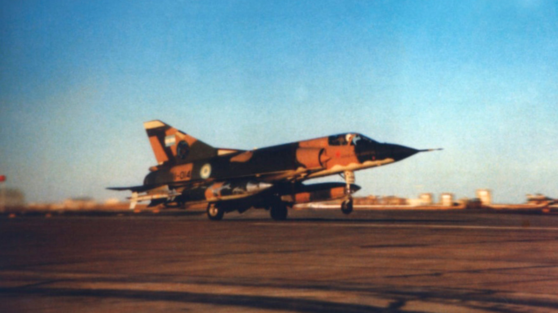 Un Mirage III despega desde una base área. En este caso, lleva misiles MATRA Magic