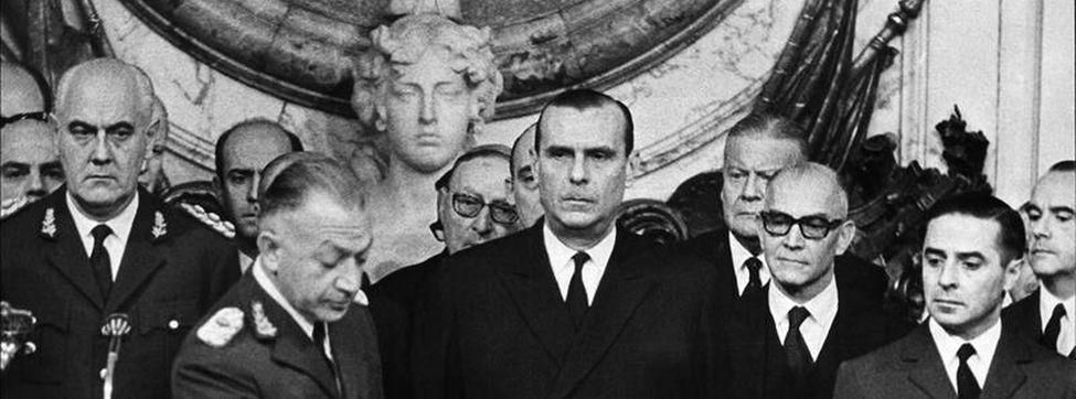 Roberto Marcelo Levingston jura como presidente de facto el 18 de junio de 1970. A la izquierda de la foto, Alejandro Agustín Lanusse, que pronto lo sucedería al frente del Ejecutivo