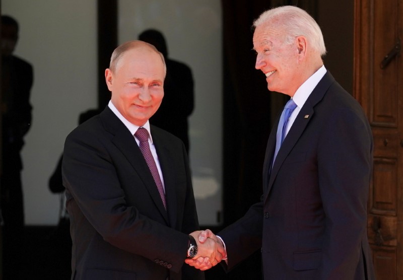 El presidente de Estados Unidos, Joe Biden, y el presidente de Rusia, Vladimir Putin, se saludan en la cumbre entre Estados Unidos y Rusia en Villa La Grange en Ginebra, Suiza, el 16 de junio de 2021. REUTERS / Kevin Lamarque