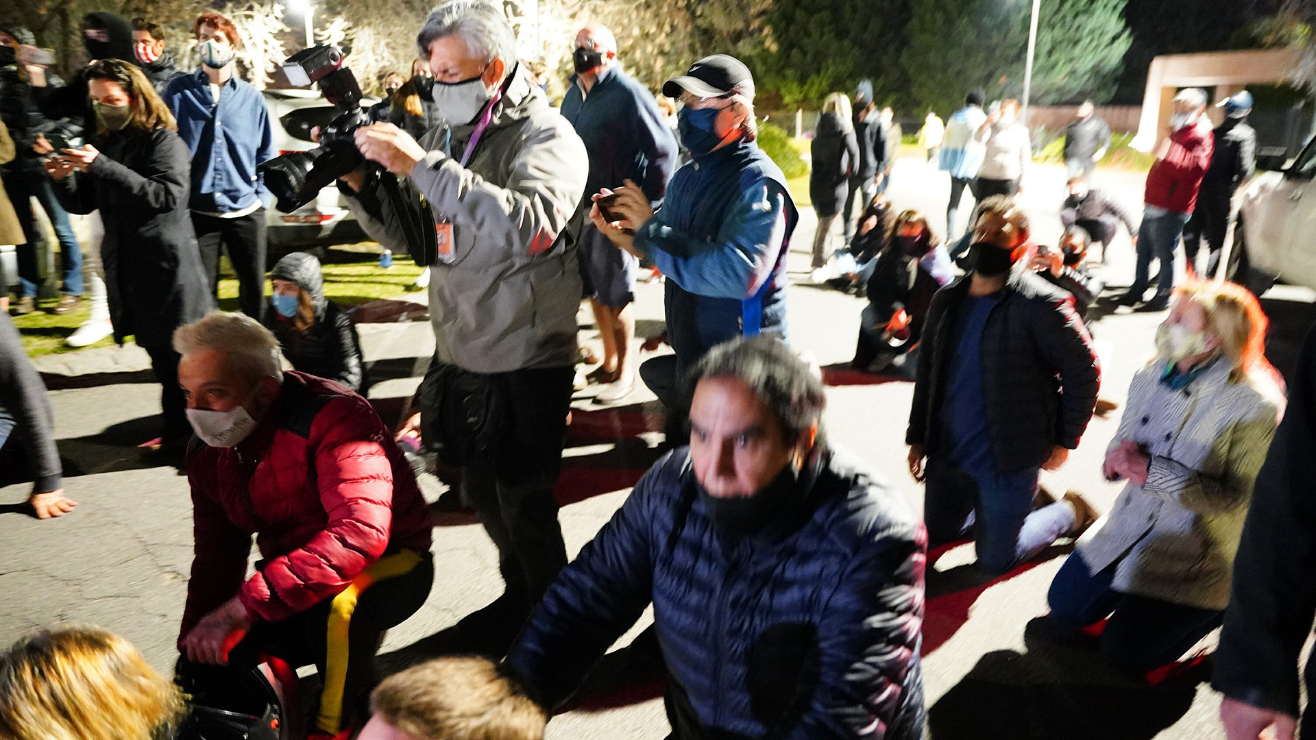 Vecinos sentados y otros arrodillados, bloquearon el ingreso del empresario santracruceño, que fue beneficiado con prisión domiciliaria