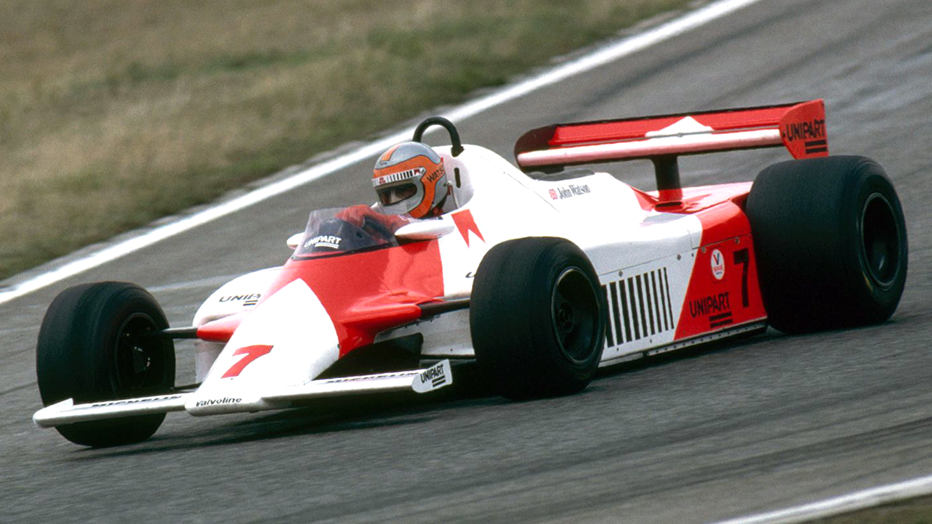 En 1981, el McLaren MP4 de John Watson fue el primer auto de Fórmula 1 cuyo monocasco era completame de fibra de carbono. Hoy, ese material compuesto se usa en todos los autos deportivos