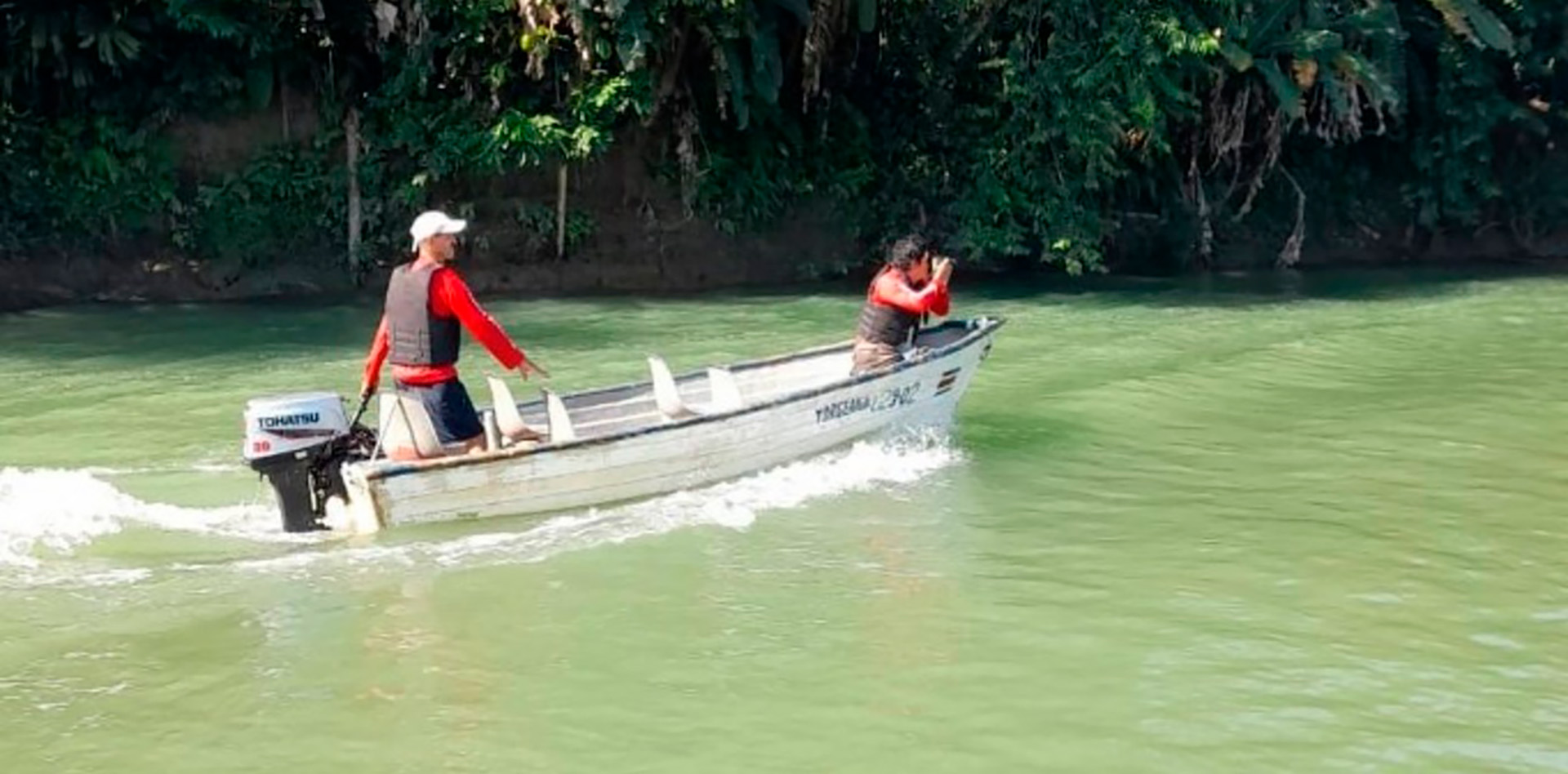 Rescatistas de la Cruz Roja de Costa Rica patrullaron ínfructuosamente el río en busca del cuerpo del niño atacado. 
