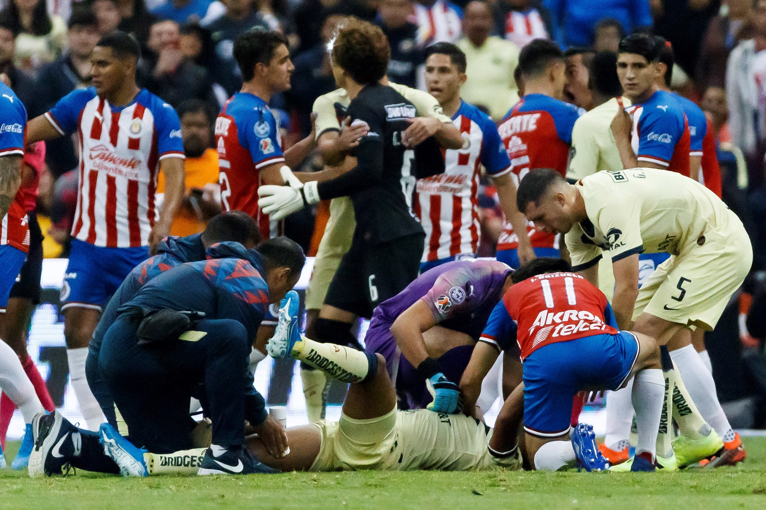 Giovani dos Santos sufrió una dura lesión contra las Chivas de Guadalajara en el Apertura 2019, cuando Antonio Briseño enterró sus botines en su muslo y le desprendió tejidos de piel (Foto: EFE/José Méndez)