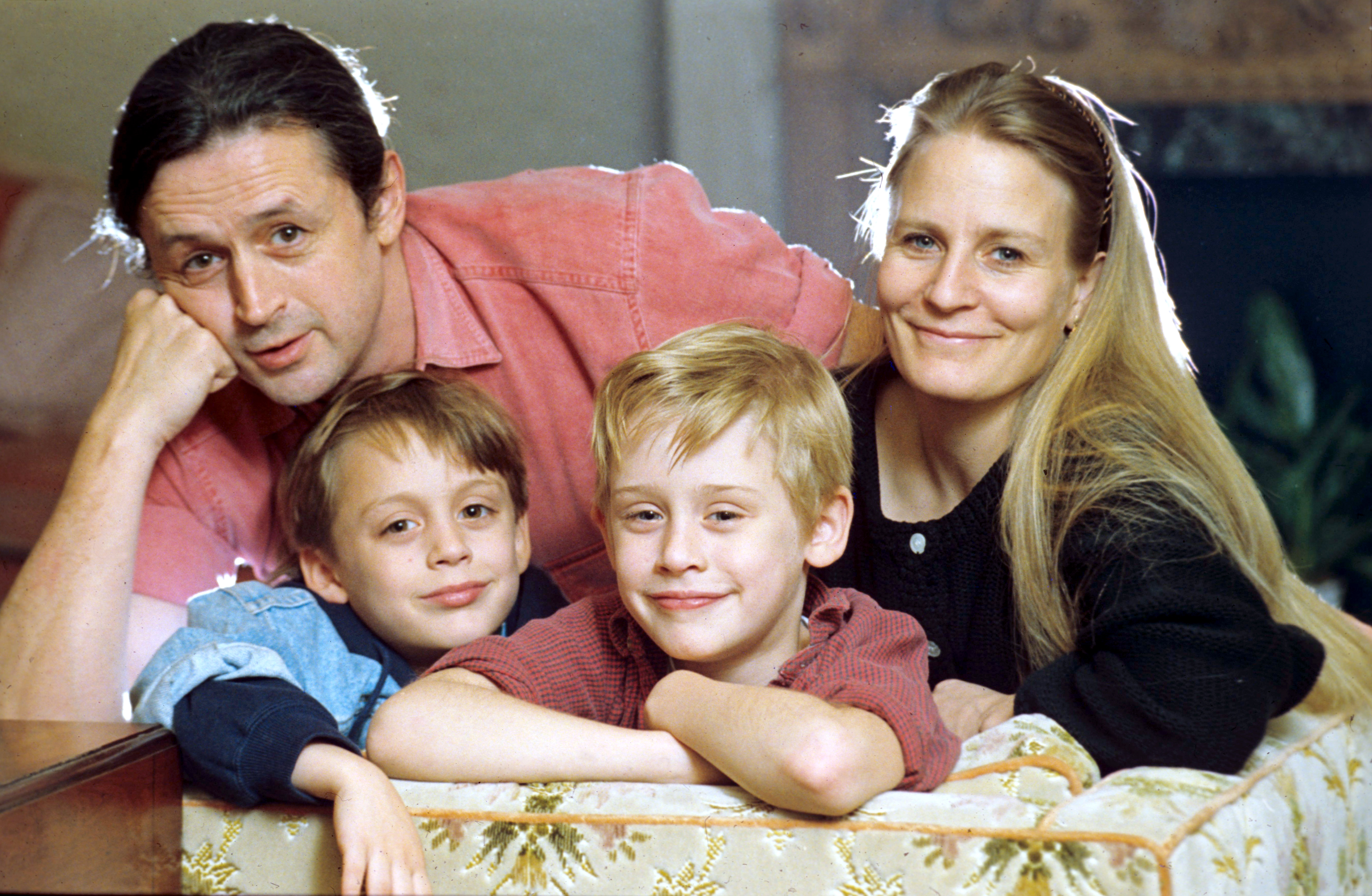 Kieran y Macaulay con sus padres en 1990 (The Grosby Group)
