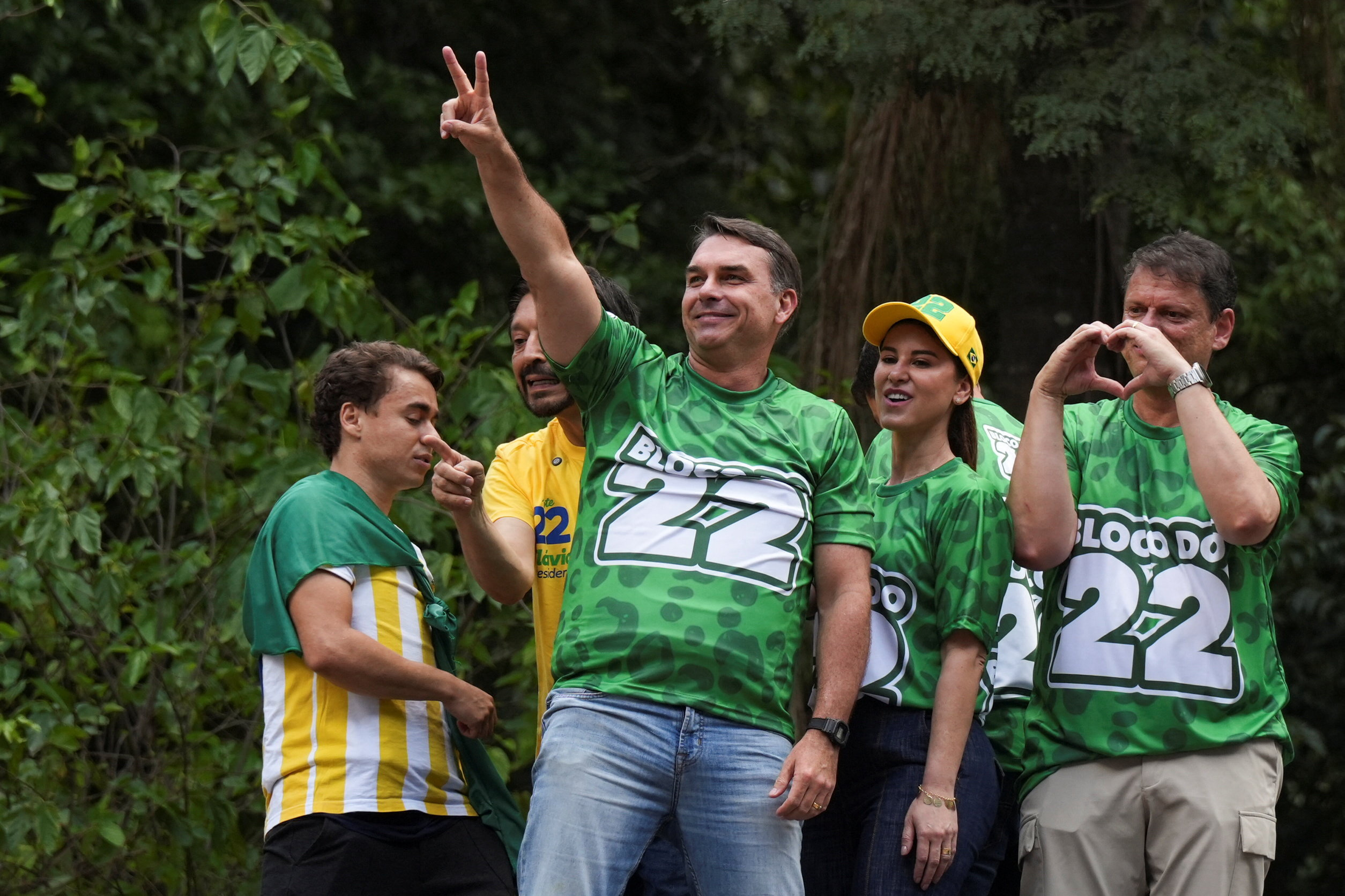 Flávio Bolsonaro prometió "refregarle" a Lula "los crímenes que cometió" contra Brasil durante el debate presidencial