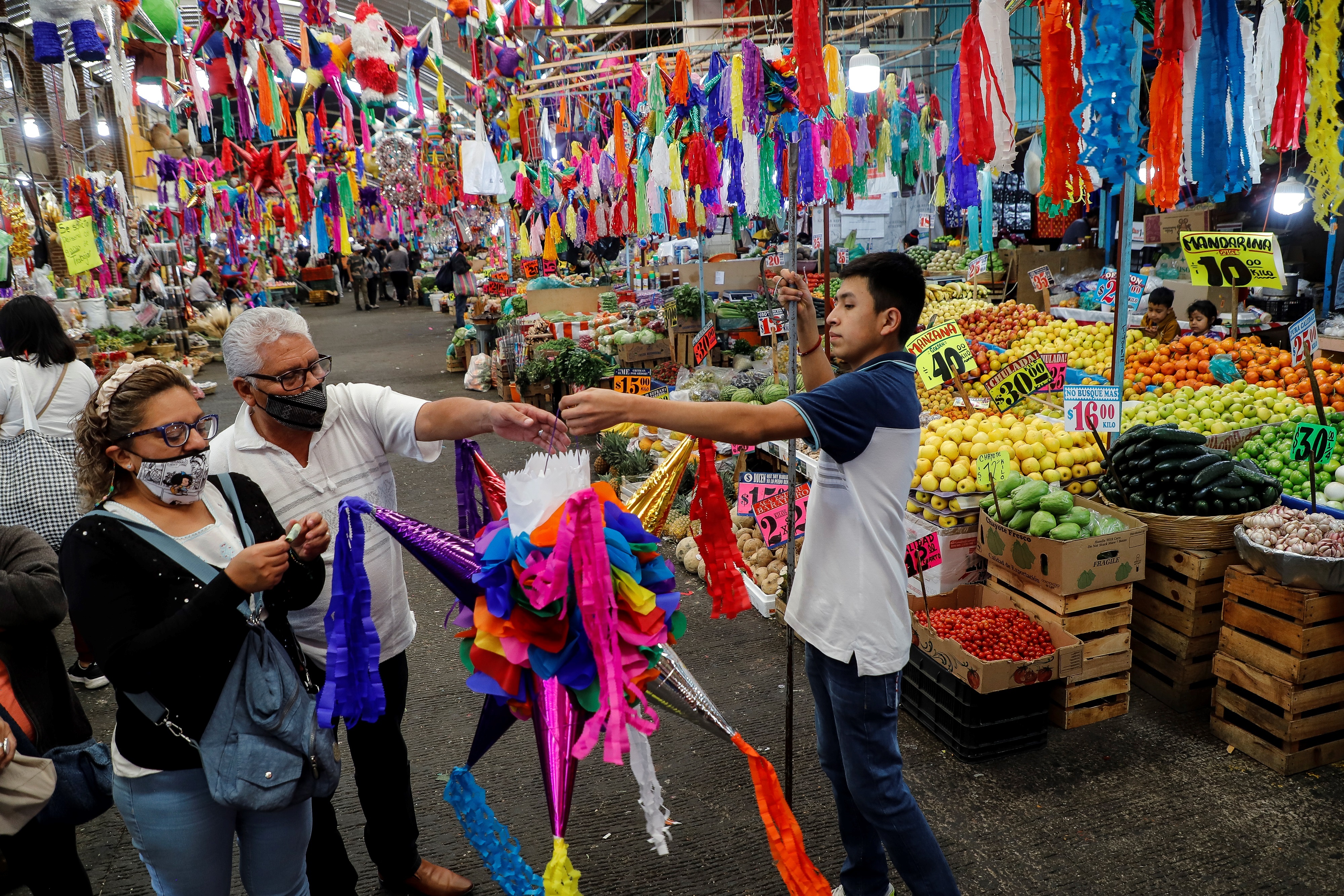 Decoración navideña, flores, plantas y piñatas: así es como regresa a la  vida el mercado de Jamaica - Infobae