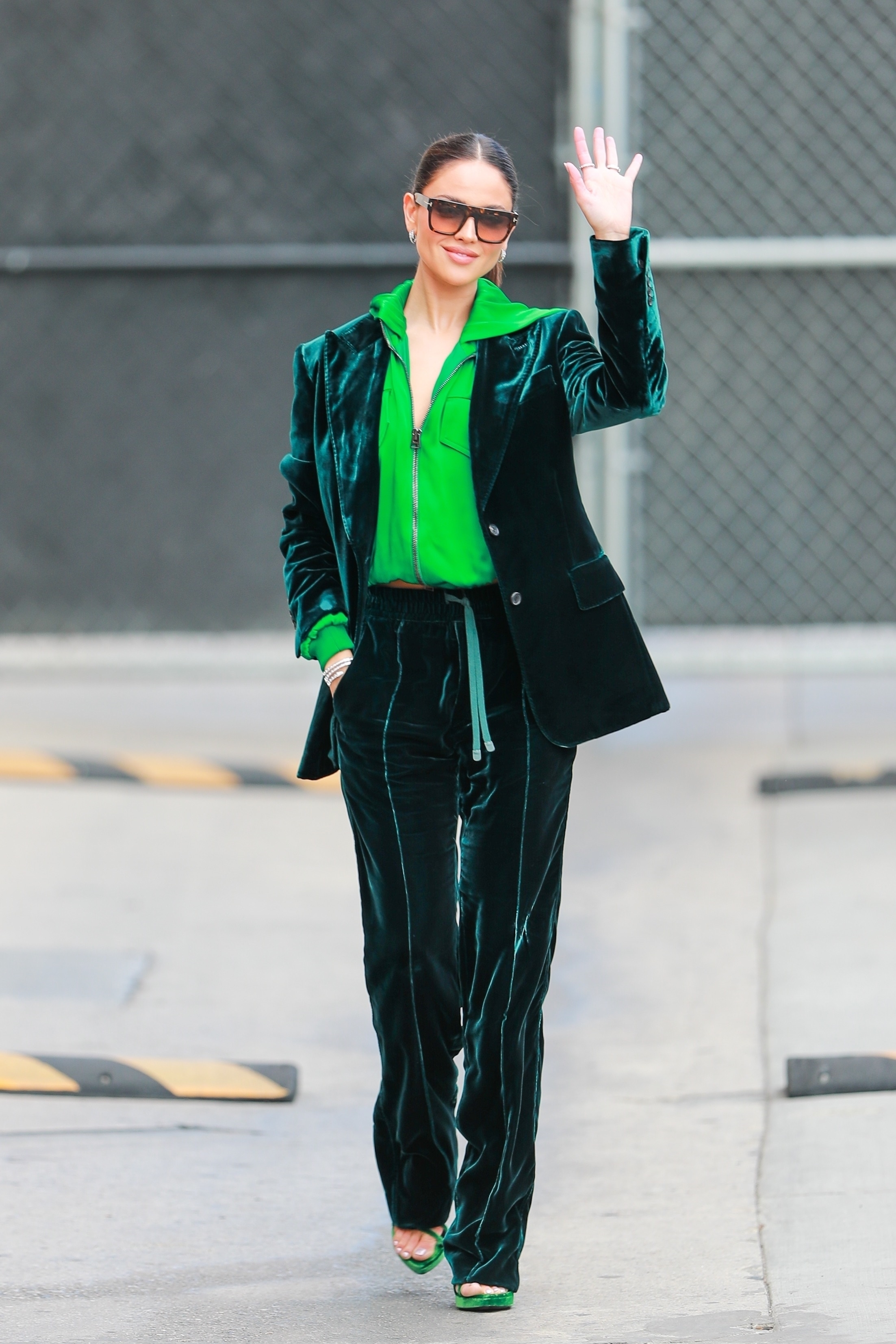 Eiza Gonzalez marcó tendencia con su look: la actriz fue invitada al programa de Jimmy Kimmel en Hollywood y lució un conjunto de pantalón y saco verde con detalles metalizados que combinó con un buzo en otra gama de verde con un cierre en su pecho