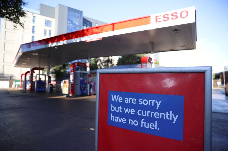 Un cartel que informa a los clientes de que el combustible se ha agotado en una estación de servicio Esso en Londres (REUTERS/Hannah McKay/Archivo)
