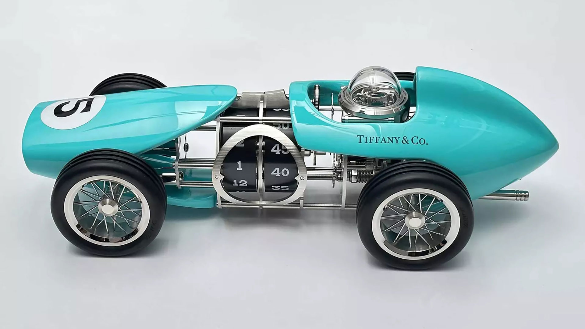 La versión “convencional” cuesta 40.000 dólares y carece de esas piedras preciosas, mientras que la más exclusiva tiene un valor de 215.000 dólares con 19,53 kilates de diamantes