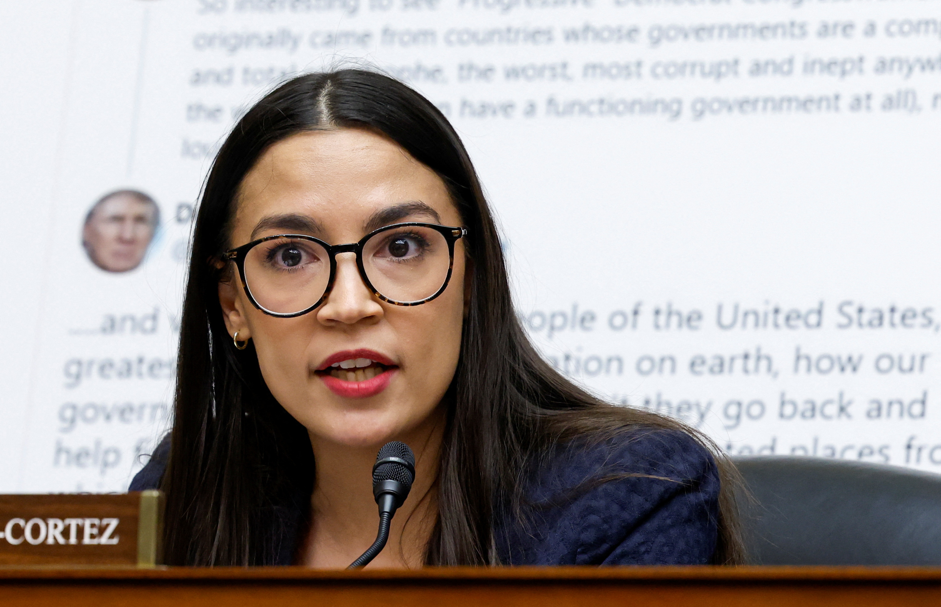 Alexandria Ocasio-Cortez cuestionó a Twitter por haber permitido la publicación de un polémico mensaje de Trump, al que calificó de racista y xenófobo (Reuters/Evelyn Hockstein)