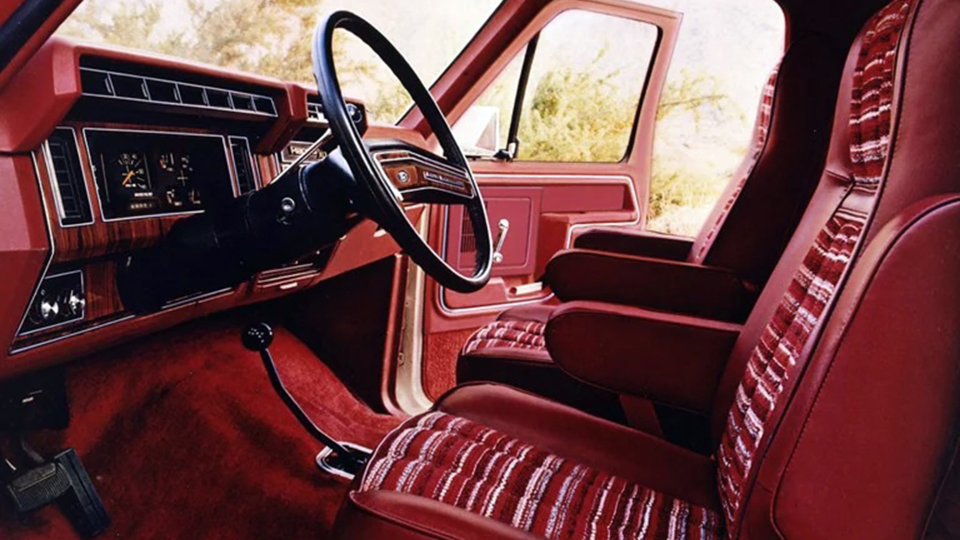 Los tapizados de la década del 80 de los autos americanos, típicos en materiales y colores, eran parte del interior de la Bronco de segunda generación