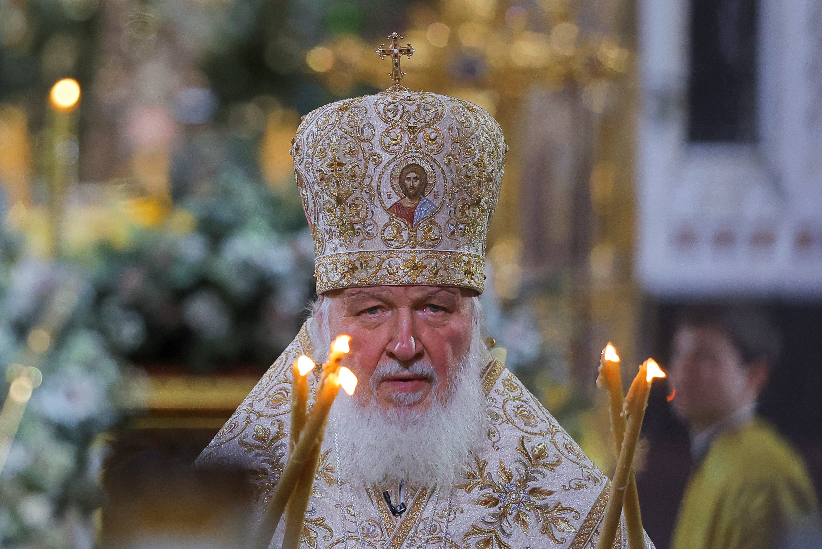 El Patriarca Kirill de Moscú y toda Rusia dirige el servicio ortodoxo de Navidad en la Catedral de Cristo Salvador en Moscú, Rusia, 6 de enero de 2023. (REUTERS/Evgenia Novozhenina)