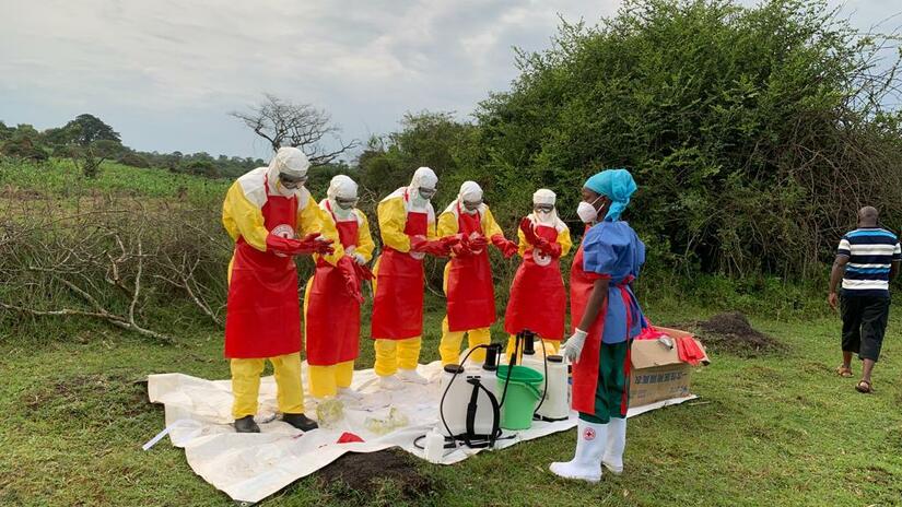 La Cruz Roja de Uganda colabora con la organización de entierros seguros y dignos de las personas con ébola (IFRC/URCS)