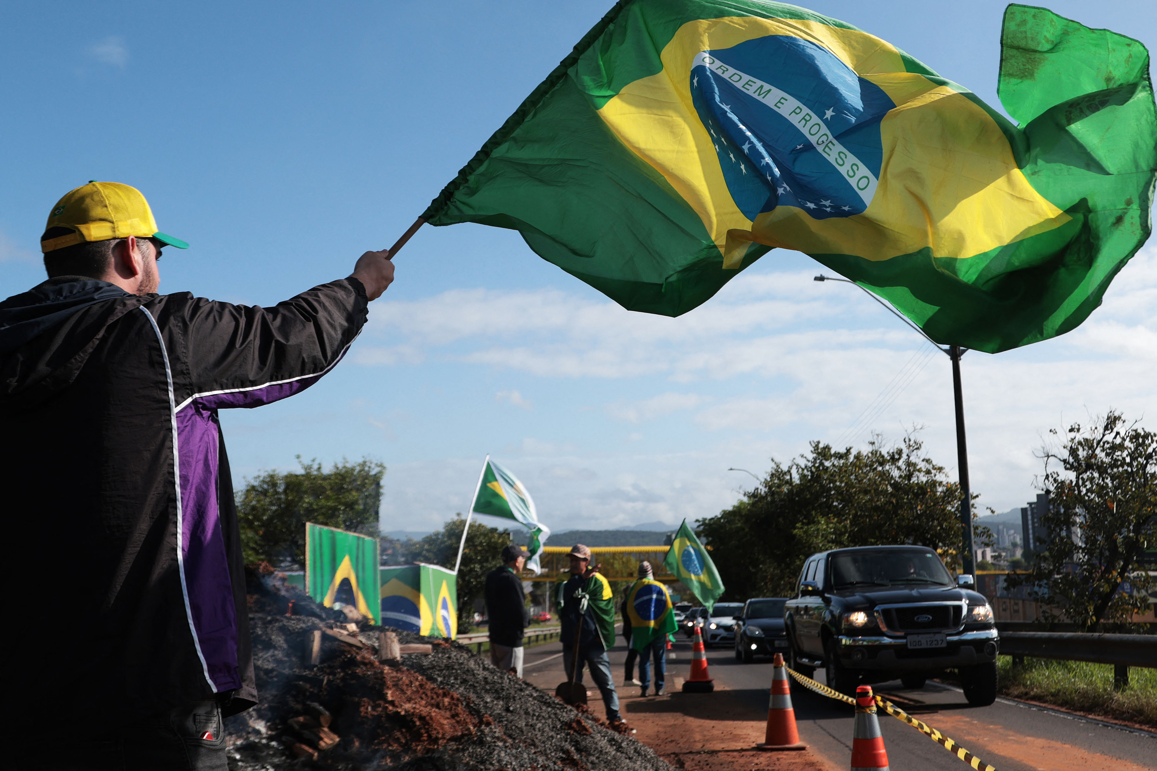 20 Fotos De Los Bloqueos Bolsonaristas En Las Carreteras De Brasil Infobae 5536