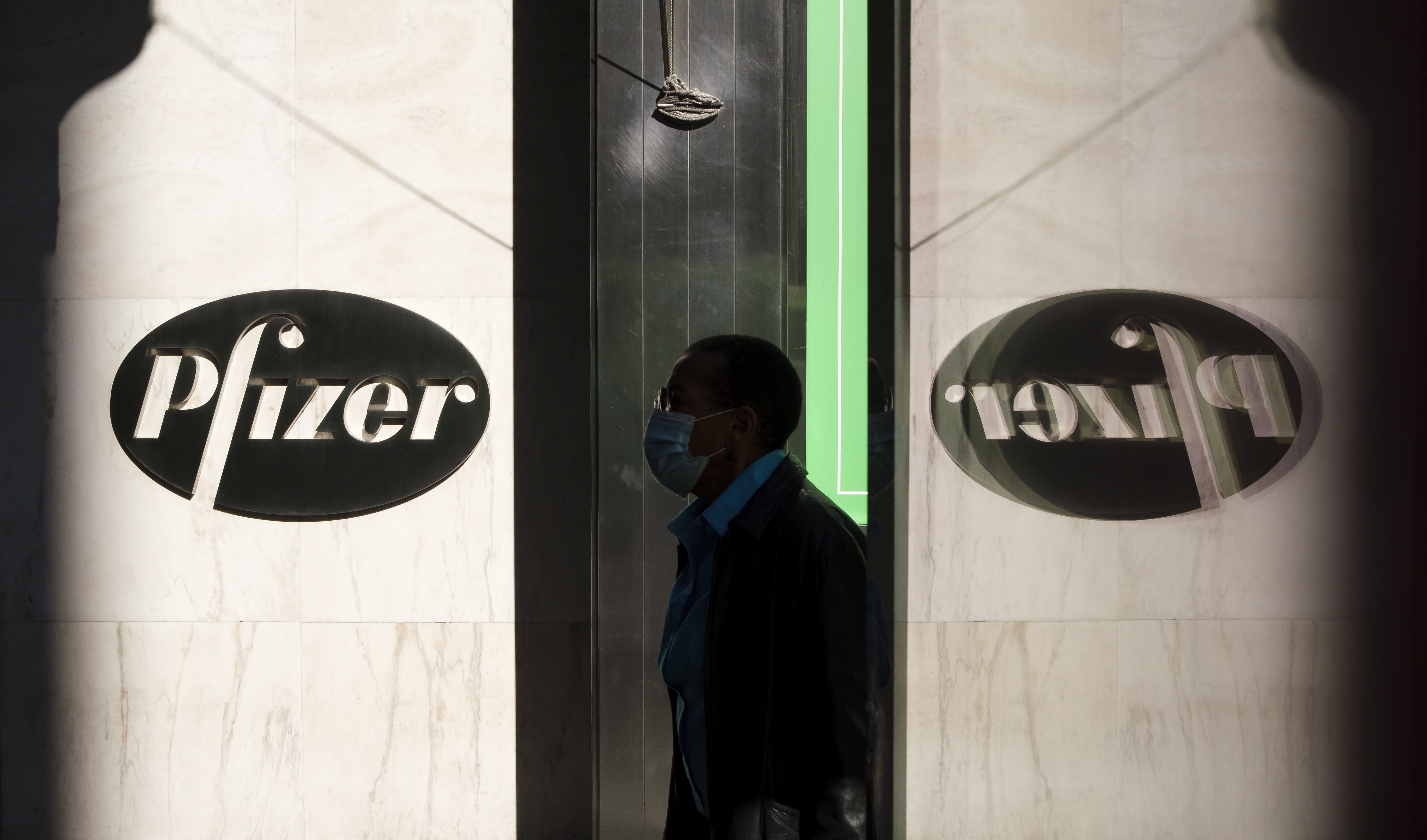 Un hombre pasa delante de la sede de la compañia Pfizer en New York  (Foto: EFE/ EPA/ Justin Lane)