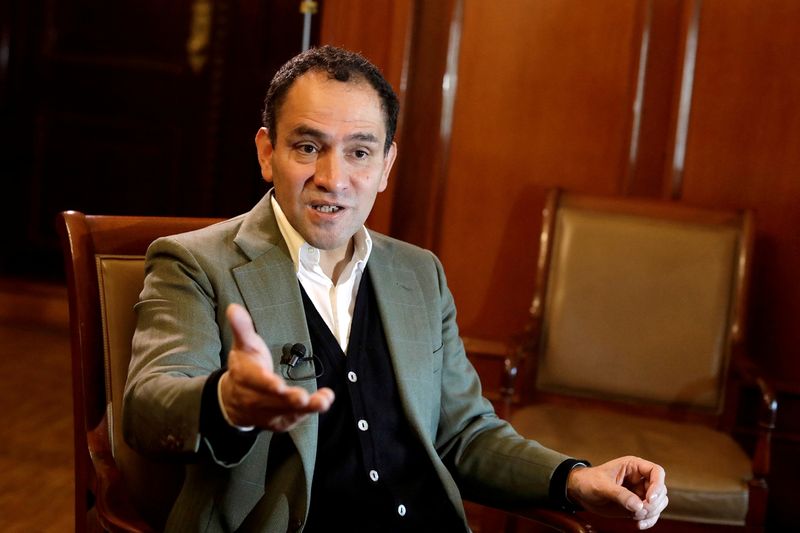 FOTO DE ARCHIVO: El secretario de Hacienda de México, Arturo Herrera, asiste a una entrevista con Reuters, en Ciudad de México