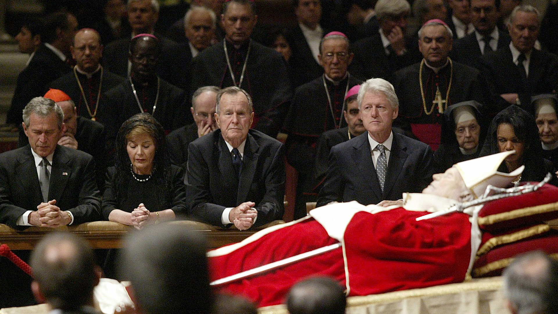 El entonces presidente de los EEUU, George W. Bush, la primera dama Laura Bush, los ex mandatarios George Bush (padre) y Bill Clinton y la secretaria de Estado Condoleezza Rice, rindiendo homenaje al papa Juan Pablo II en sus funerales en la Basílica de San Pedro. El Vaticano, 6 de abril de 2005 (REUTERS/Danilo Schiavella)