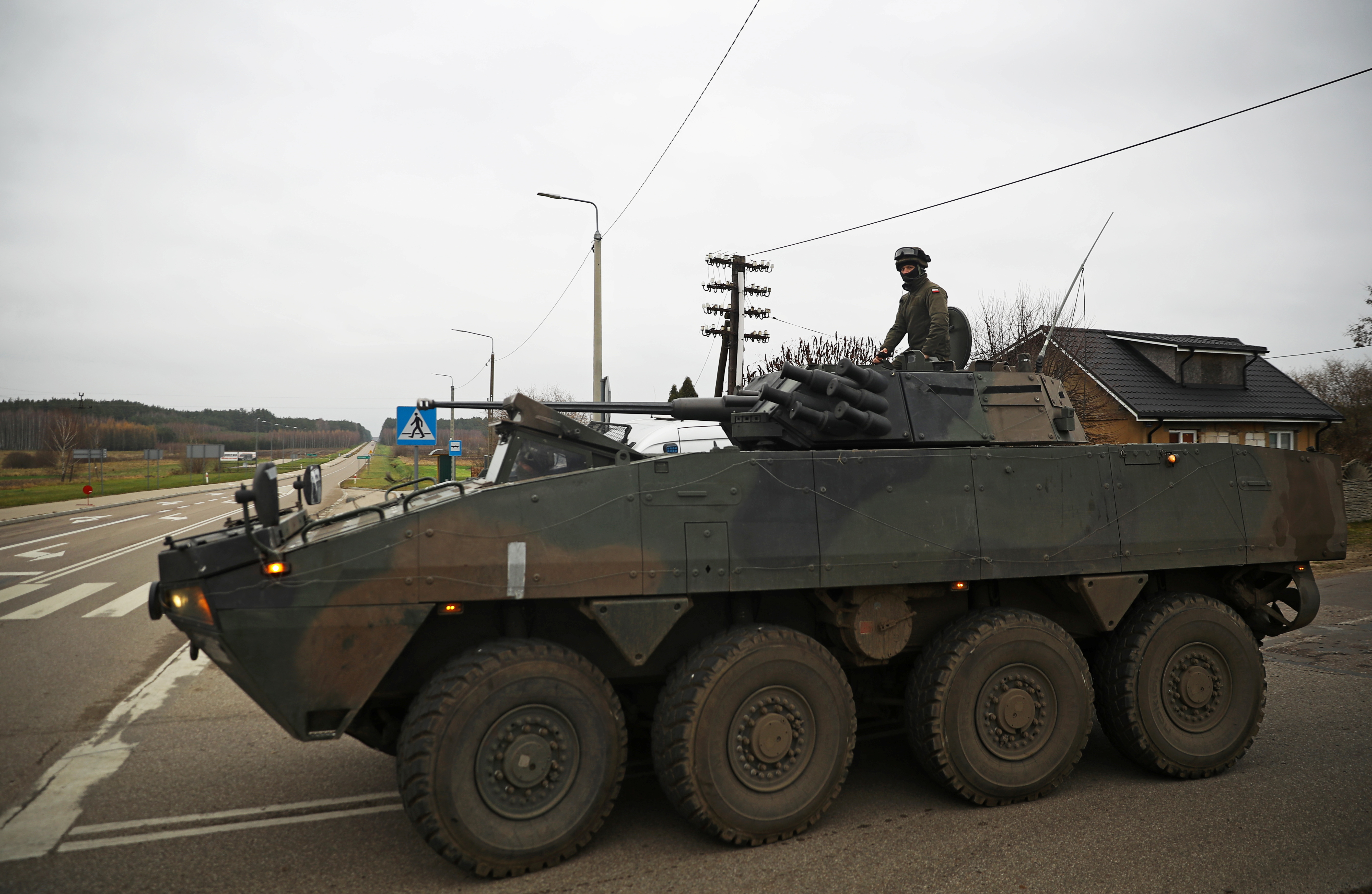 Un soldado polaco monta un Rosomak Armored Personnel Carrier (APC) (REUTERS/Kacper Pempel/Archivo)