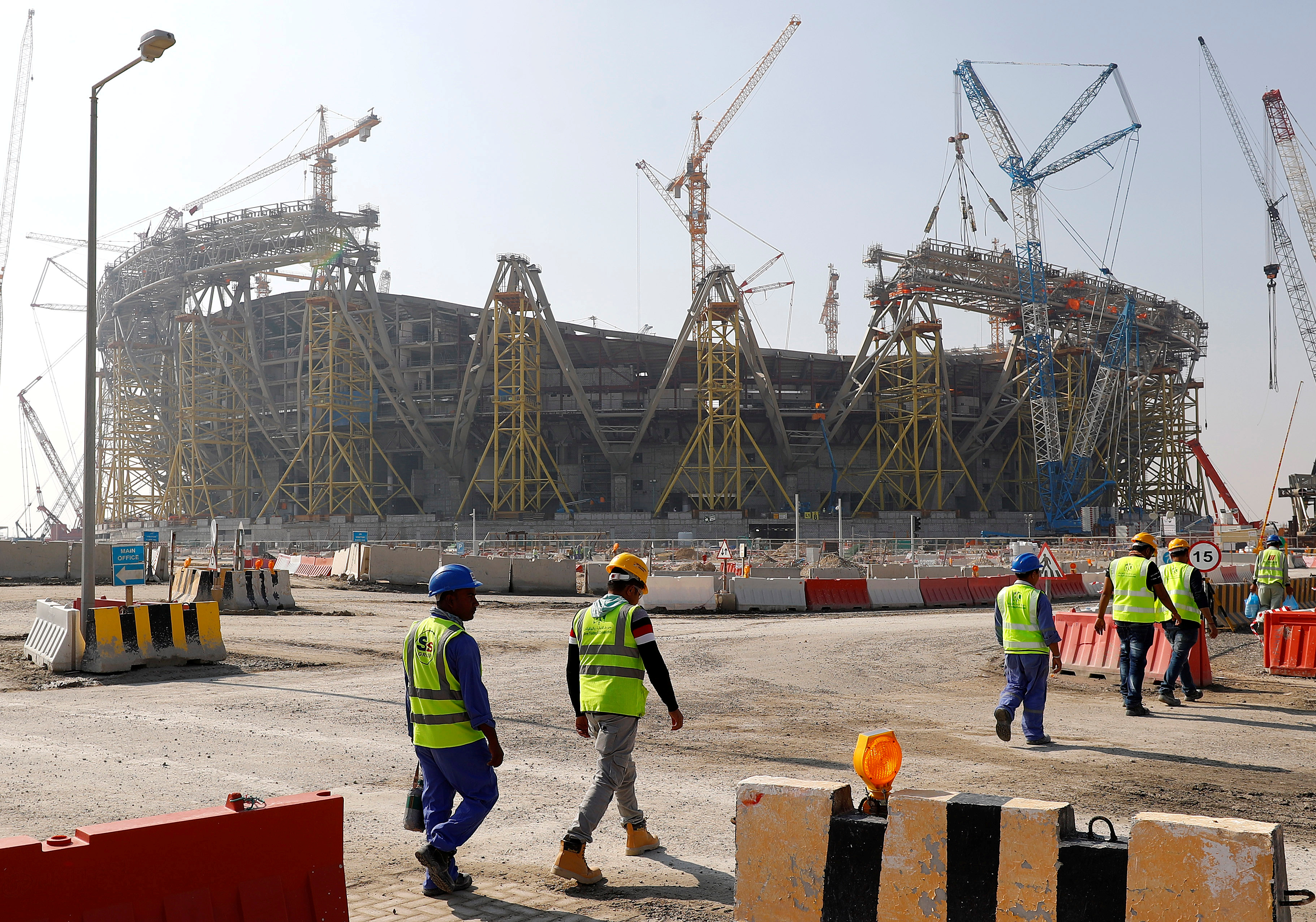 Trabajadores en la construcción del estadio Lusail en Doha (Reuters/archivo)
