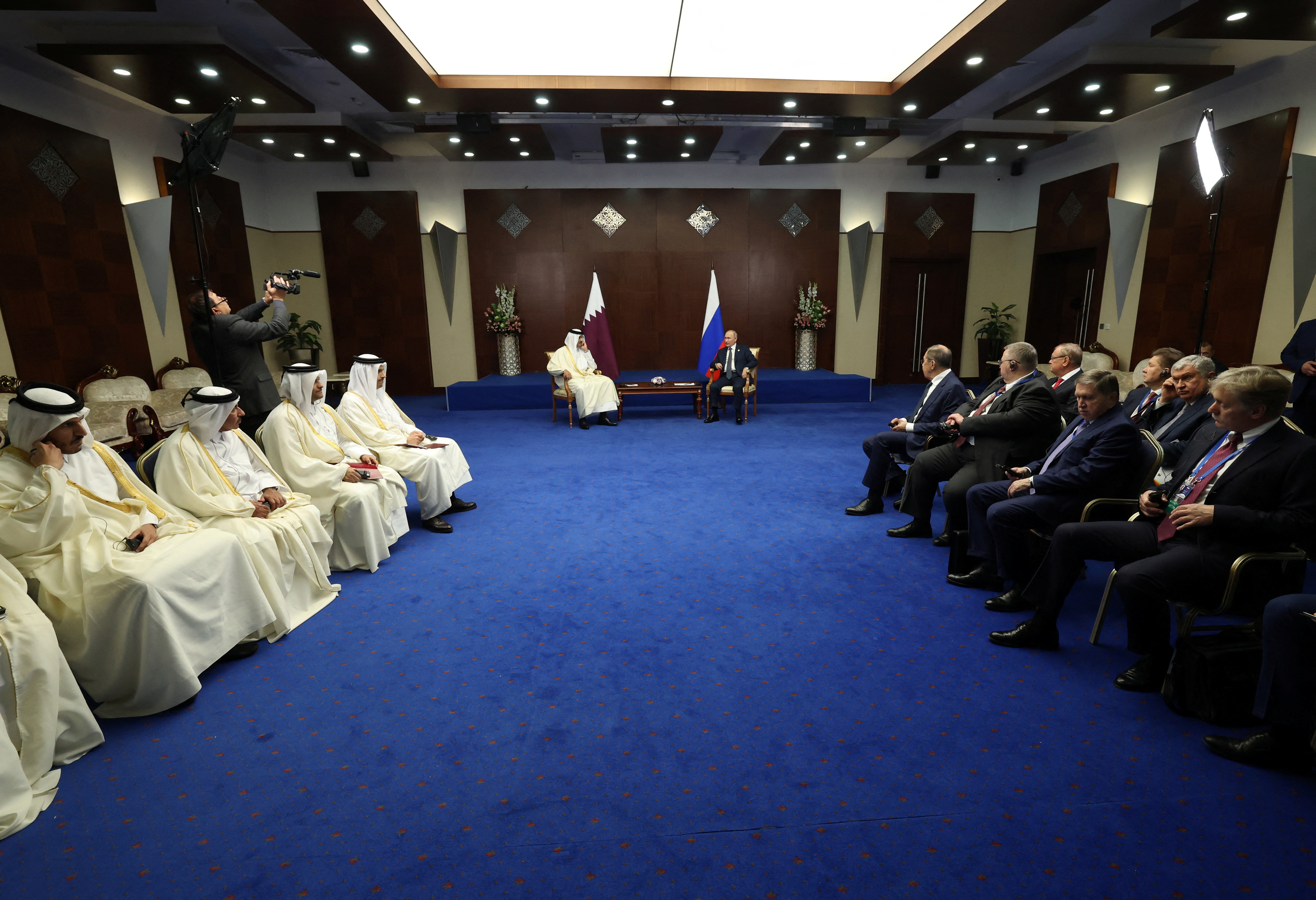 Reunión entre Vladimir Putin y el emir de Qatar, el jeque Tamim bin Hamad al-Thani durante la cumbre de Astana, Kazajistán, en octubre. (Sputnik/Vyacheslav Prokofyev/Pool via REUTERS) 