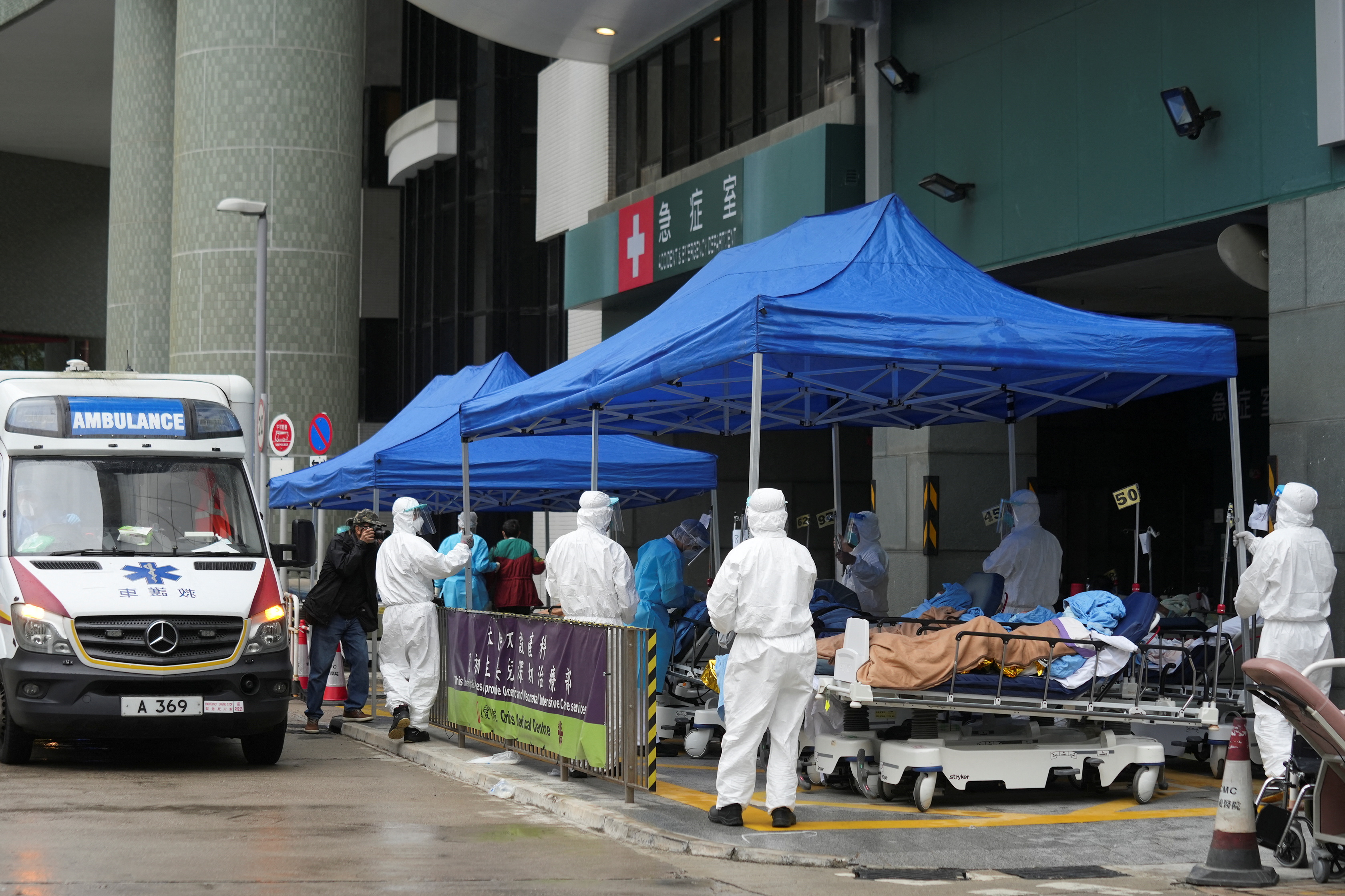 Un área de tratamiento improvisada fuera de un hospital en Hong Kong (REUTERS/Lam Yik)