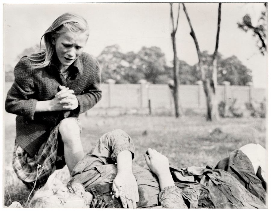 Casimira Mika płacząca przed ciałem swojej siostry Andzi, która została zabita przez siły hitlerowskie w Warszawie we wrześniu 1939 r. (Julian Brian)