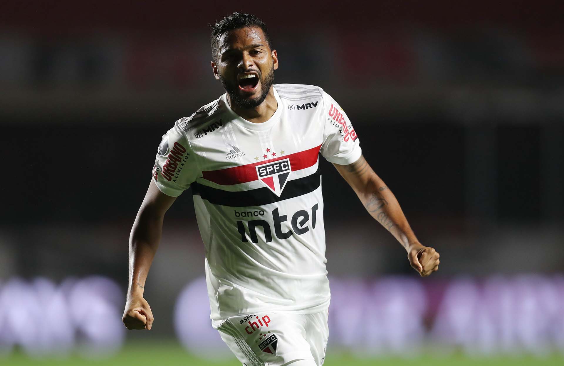 Reinaldo, pieza clave en el empate de River y San Pablo: ejecutó el remate que pegó en Enzo Pérez y vulneró a Armani (REUTERS/Fernando Bizerra)
