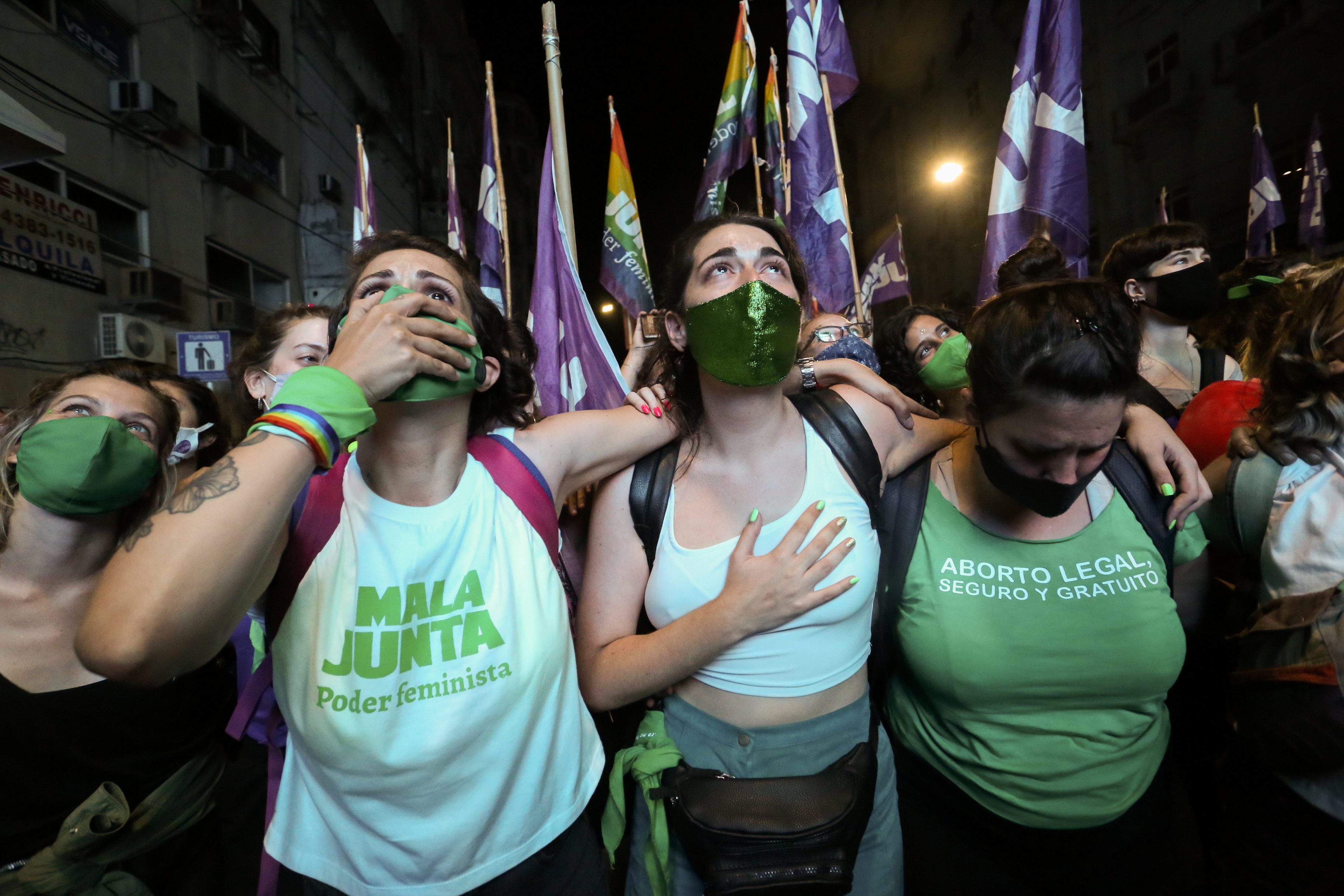 La reacción de los manifestantes a favor de la legalización del aborto reaccionan después de que el Senado aprobó el proyecto