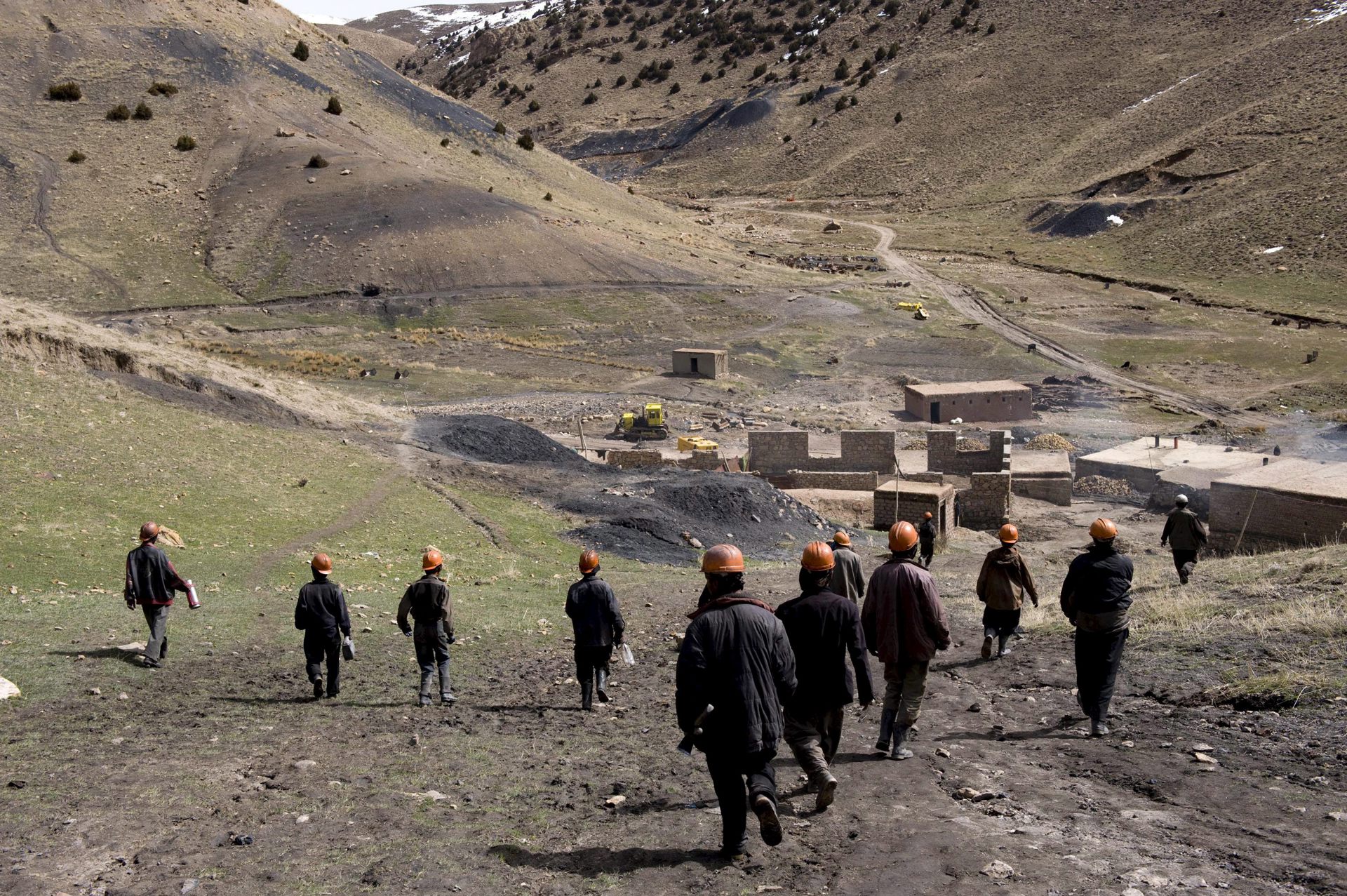 Fotografía de archivo que muestra a varios afganos trabajando en una mina de carbón en Herat (Afganistán). EFE/Hossein Fatemi
