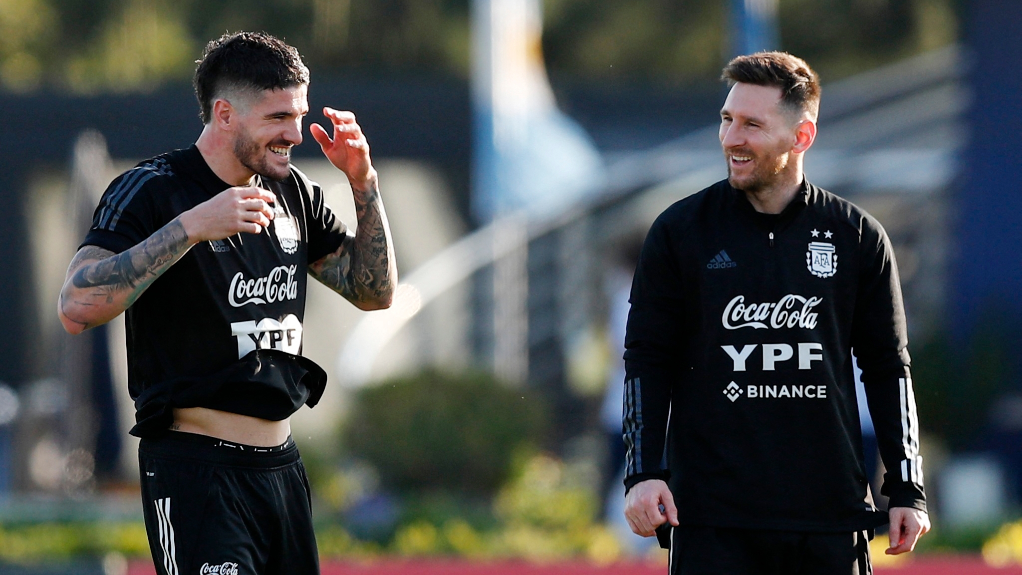 De Paul y Messi durante un momento de diversión en un entrenamiento de la Selección (REUTERS/Agustin Marcarian)