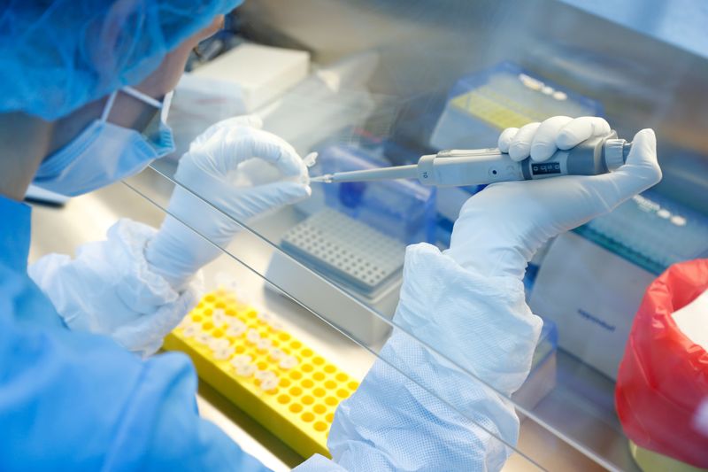 Un científico prepara muestras durante una investigación en Rusia de la vacuna contra el COVID-19. (REUTERS/Anton Vaganov)