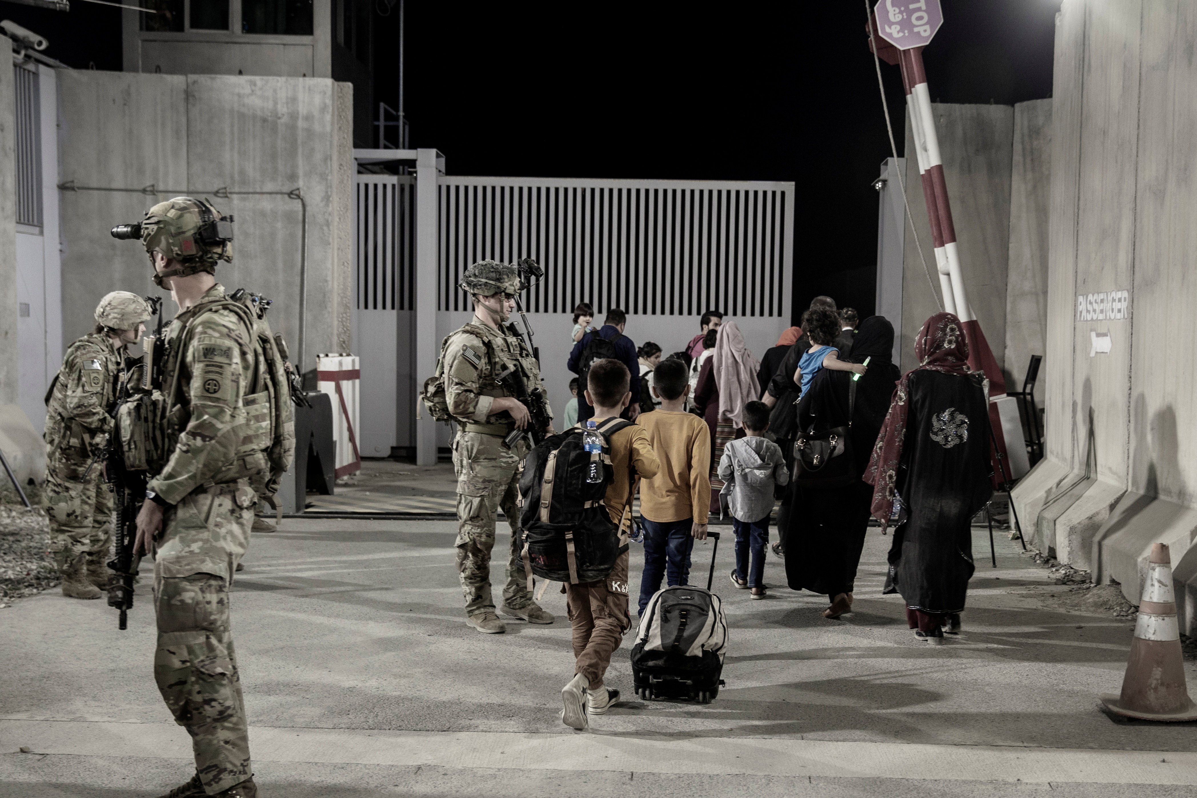 Soldados del ejército estadounidense dirigen a los evacuados hacia los autobuses durante un operativo en el aeropuerto  (Foto: REUTERS)