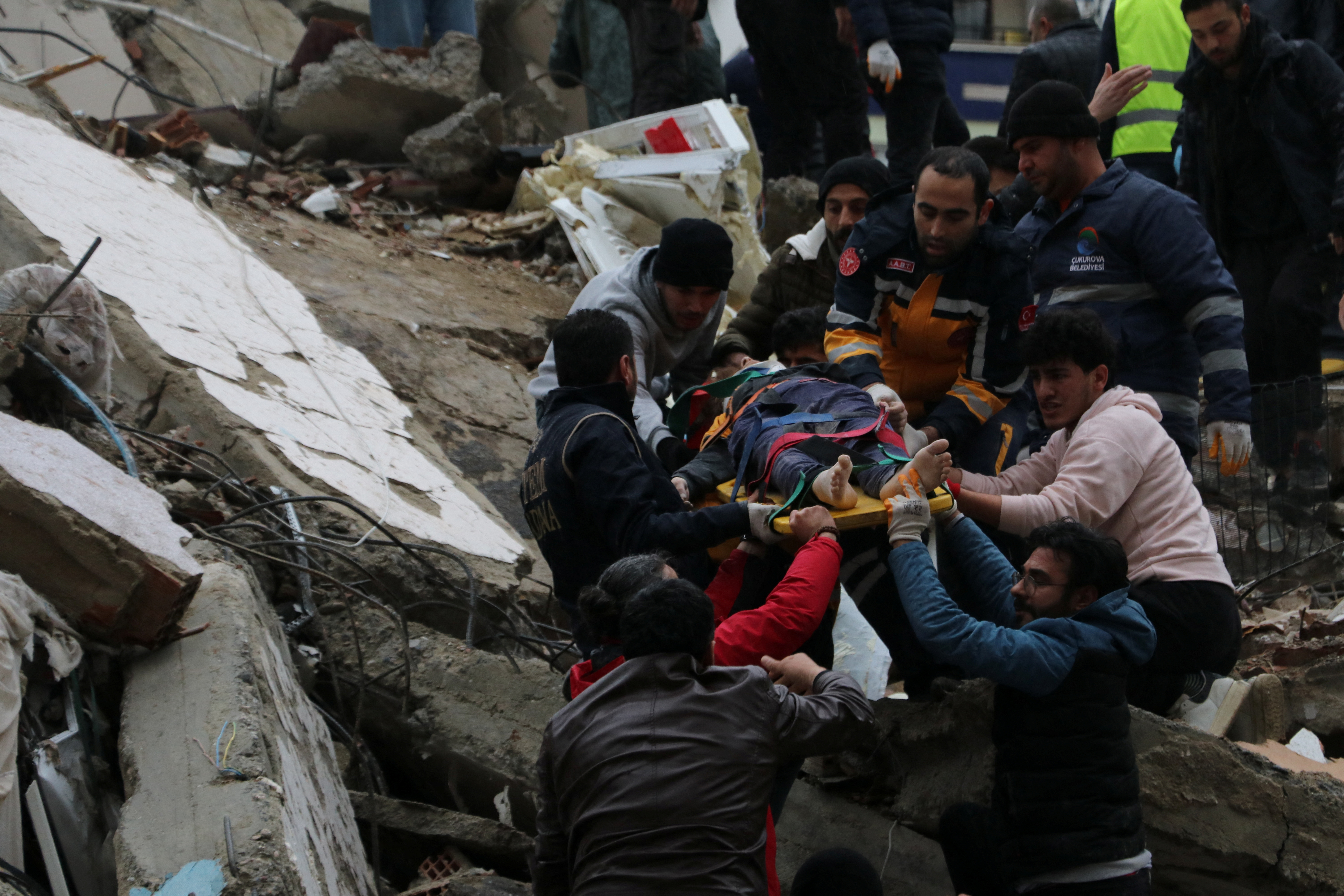 Los equipos de rescate se mantienen activos en las localidades más afectadas por el terremetoto en Turquía. (REUTERS)