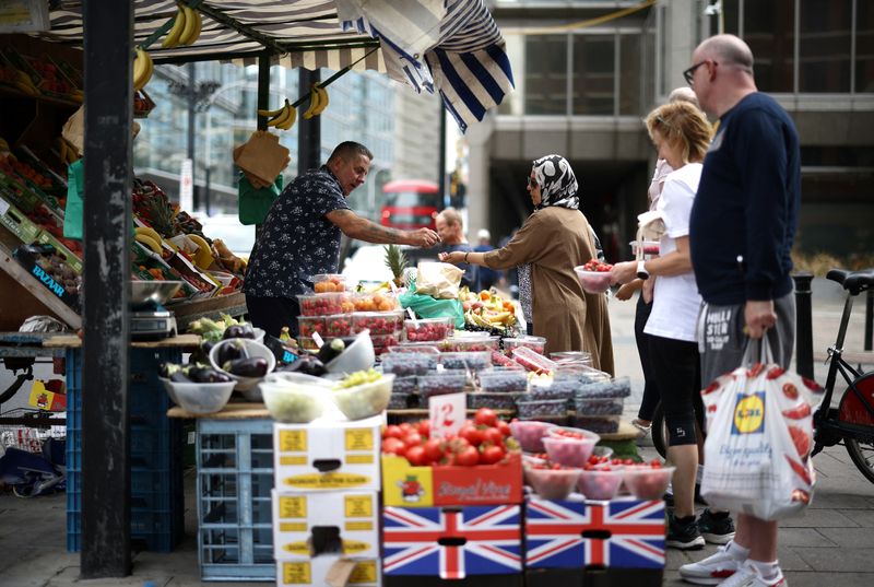 FOTO DE ARCHIVO. Personas compran productos en un puesto del mercado de frutas y verduras en el centro de Londres, Reino Unido. 19 de agosto de 2022. REUTERS/Henry Nicholls