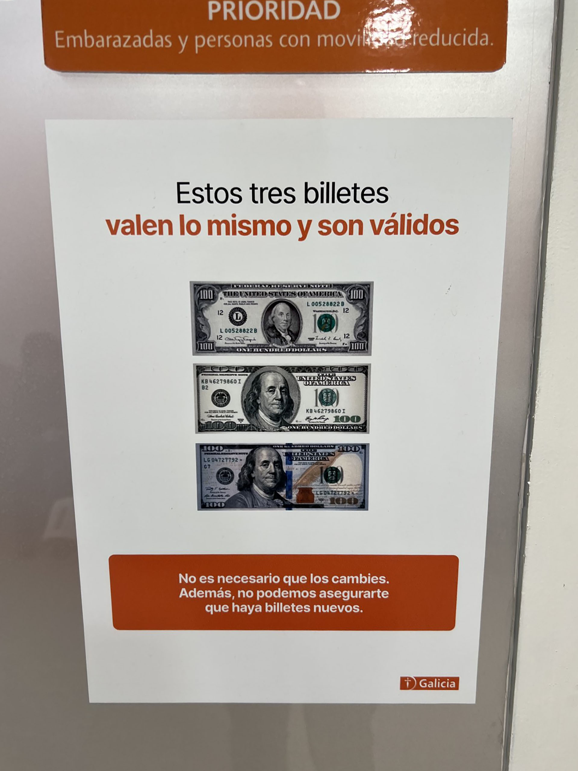 Cartel en una sucursal del Banco Galicia (@dzapatillas)