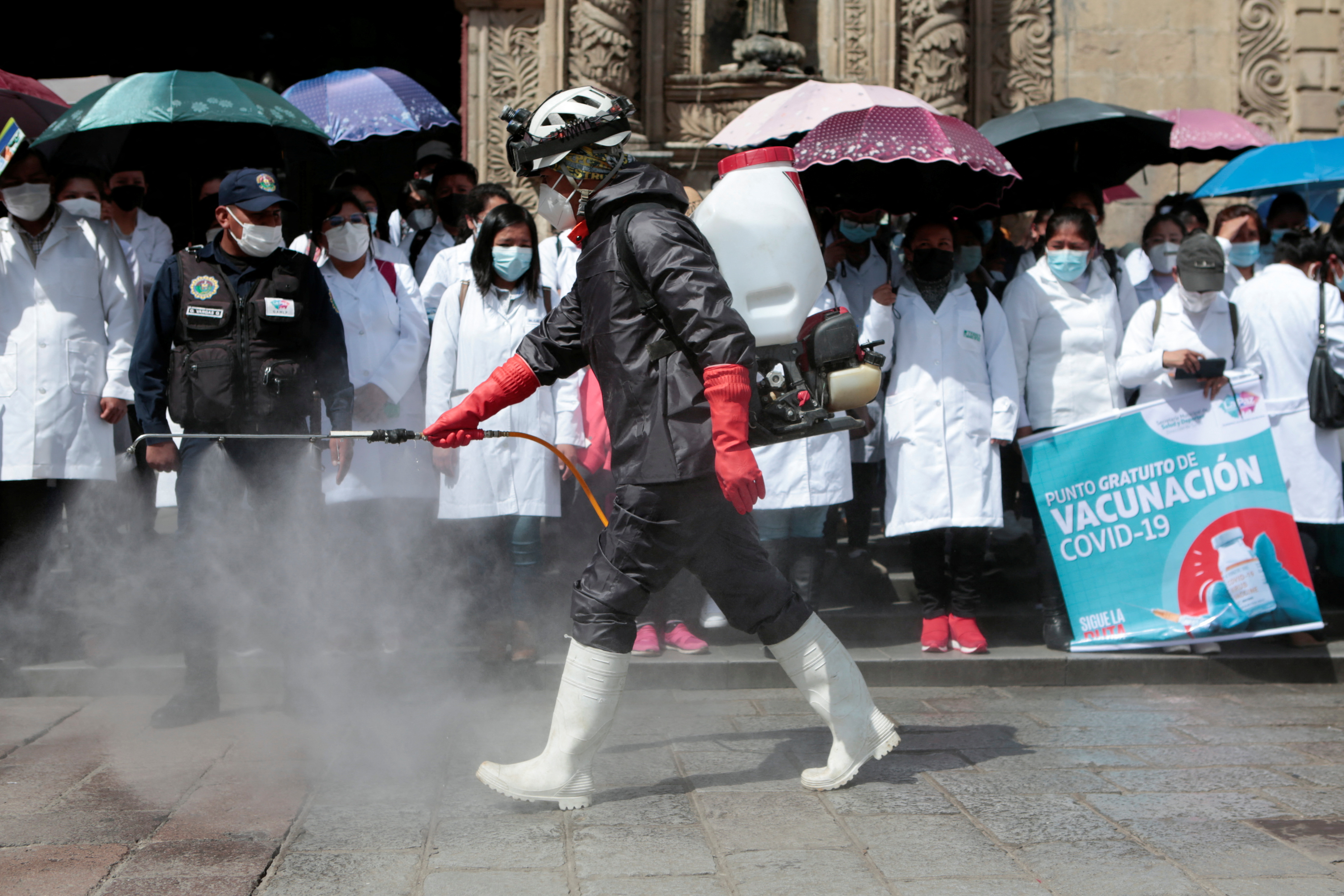 Un trabajador sanitario rocía desinfectante durante una demostración pública de las medidas contra el coronavirus (REUTERS/Manuel Claure)