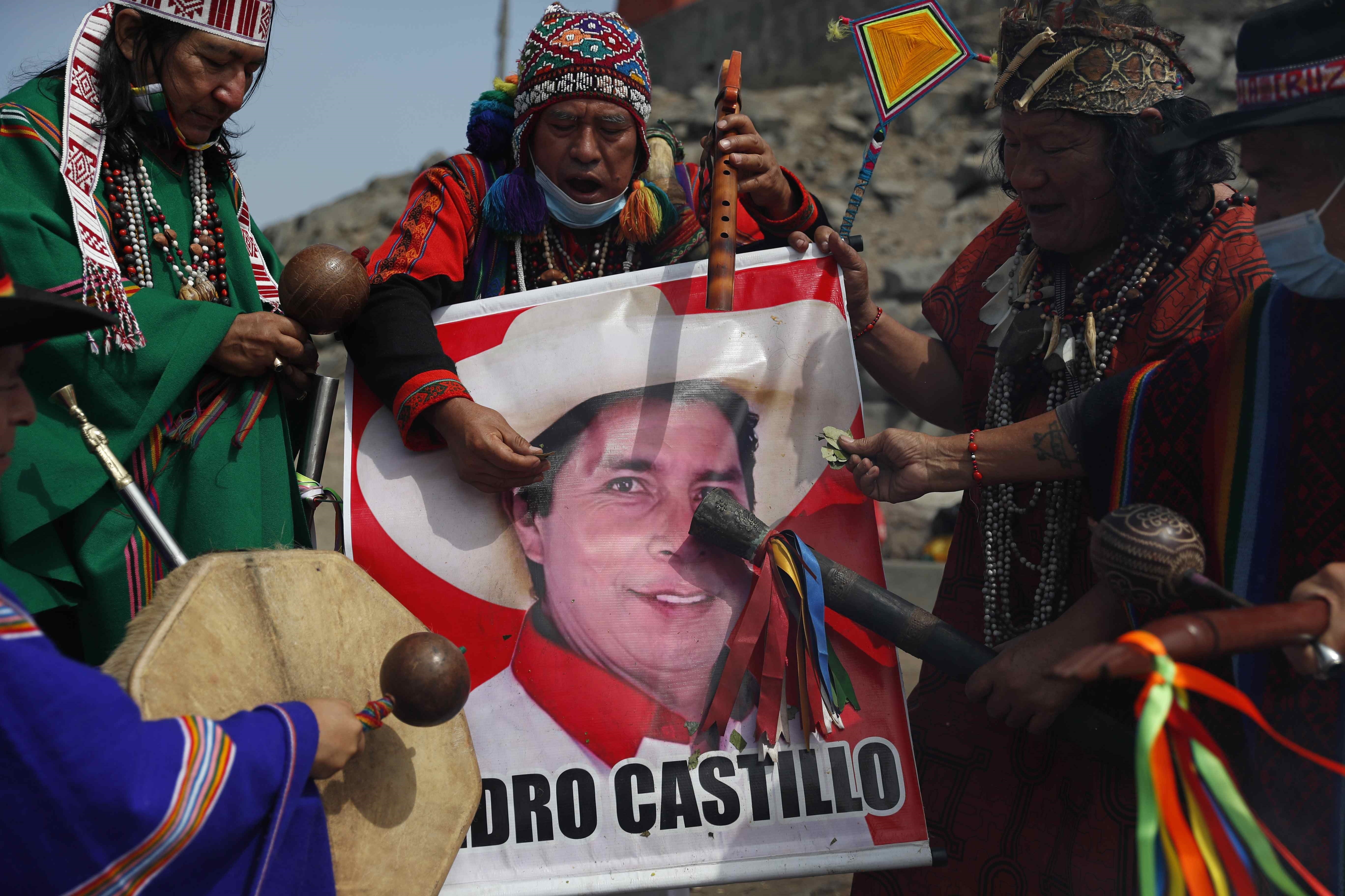 Chamanes realizan un ritual en apoyo al candidato a la presidencia del Perú Pedro Castillo
