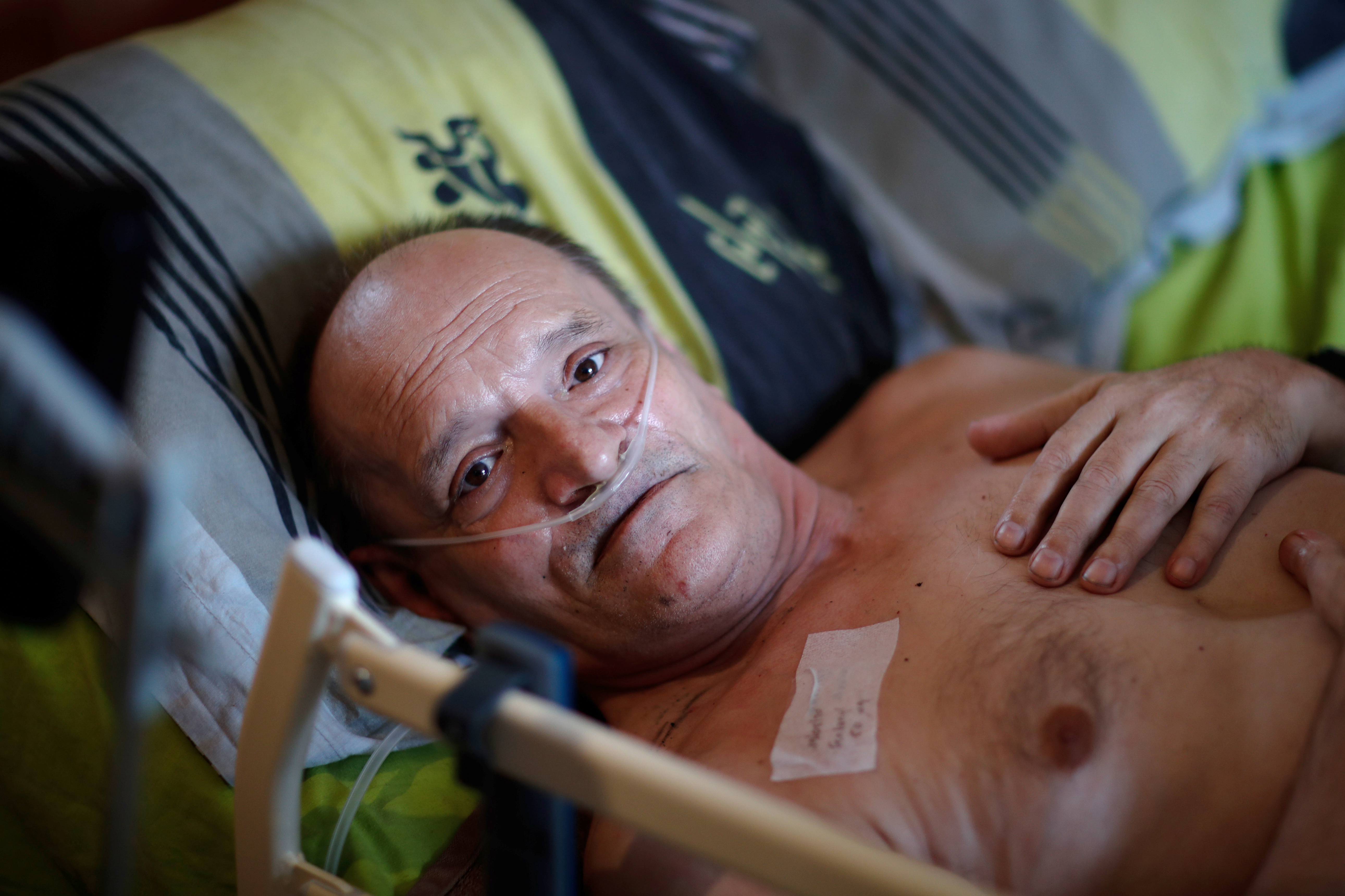 Alain Cocq, de 57 años, en su cama médica a la que ha estado confinado durante años como resultado de una enfermedad degenerativa que no tiene tratamiento (REUTERS/Gonzalo Fuentes)