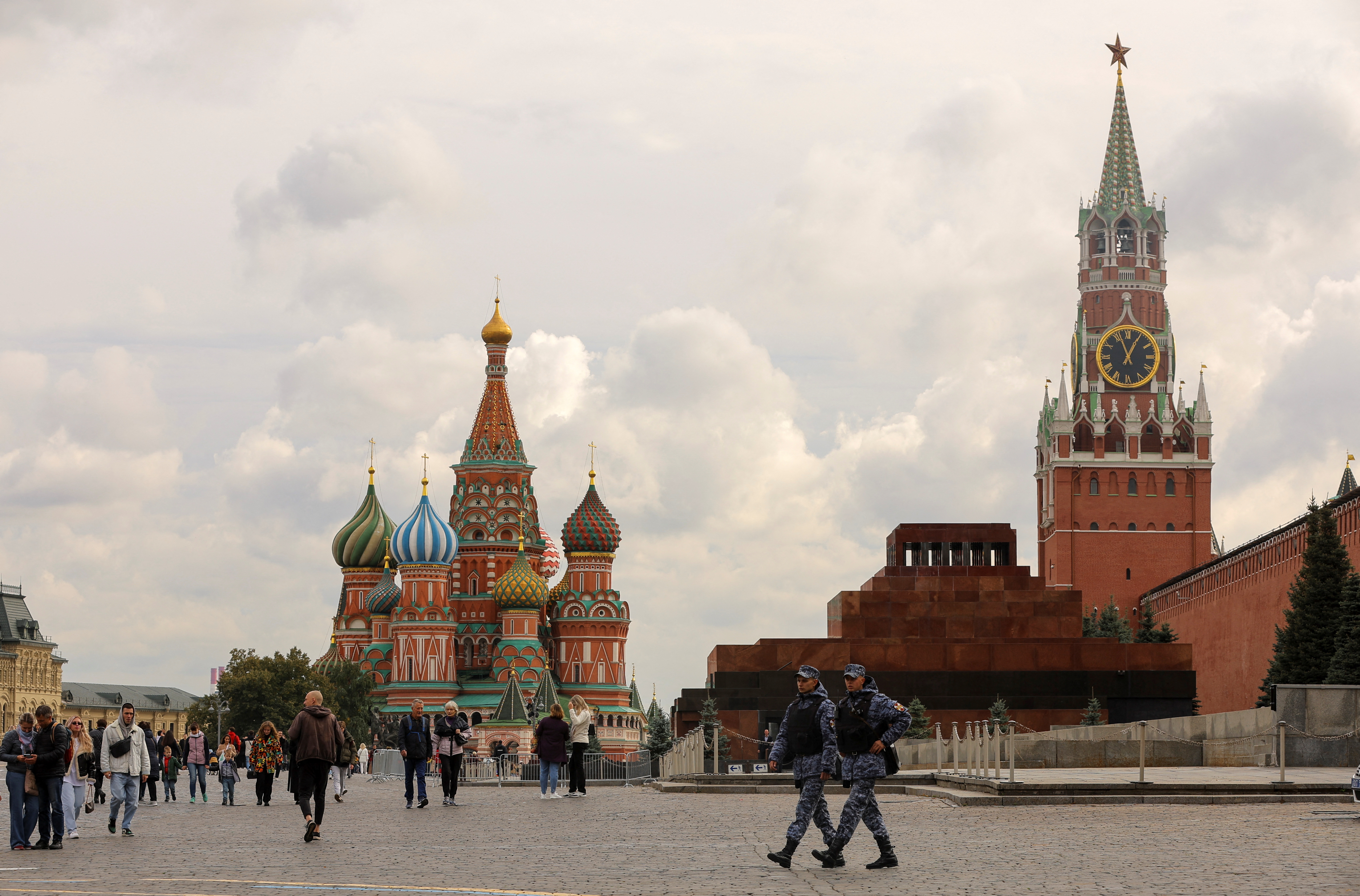 La Plaza Roja cerca de la Catedral de San Basilio y la Torre Spasskaya del Kremlin en el centro de Moscú, Rusia (Reuters)