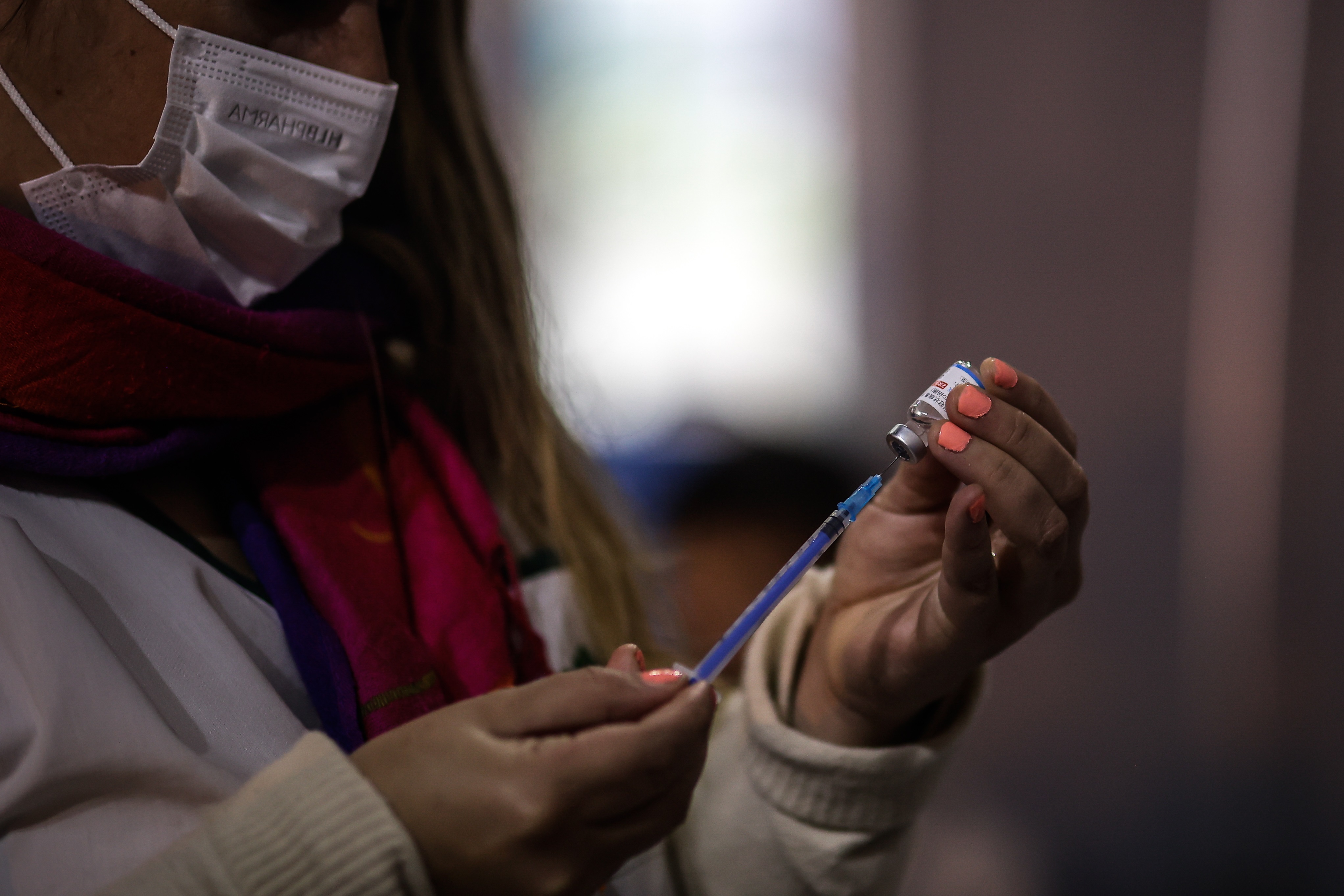 Una persona se vacuna contra la covid-19 en un vacunatorio de Buenos Aires, en fotografía de archivo. EFE/Juan Ignacio Roncoroni
