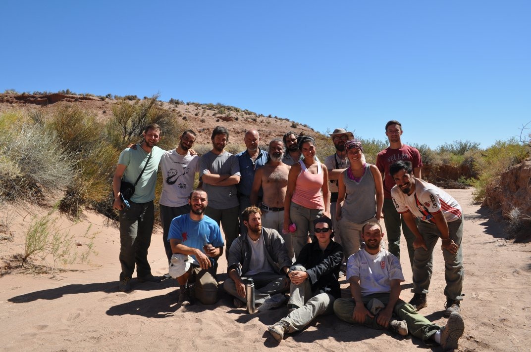 Parte del equipo de investigadores de Argentina, España, Estados Unidos y Canadá participó en las campañas para hacer excavación de los restos fósiles del dinosaurio (cortesía: Fundación Azara)