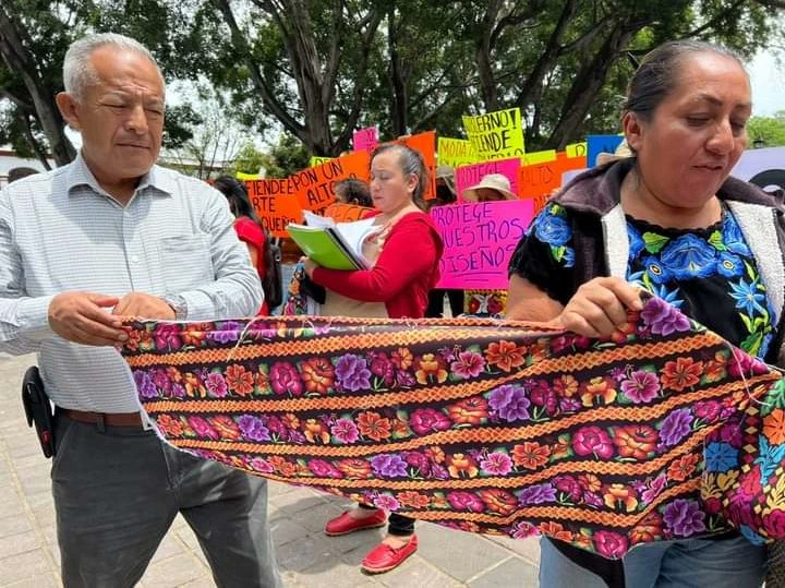 Las artesanas y artesanos denunciaron lo que consideran plagio de diseños tradicionales de la región del Istmo de Tehuantepec.
