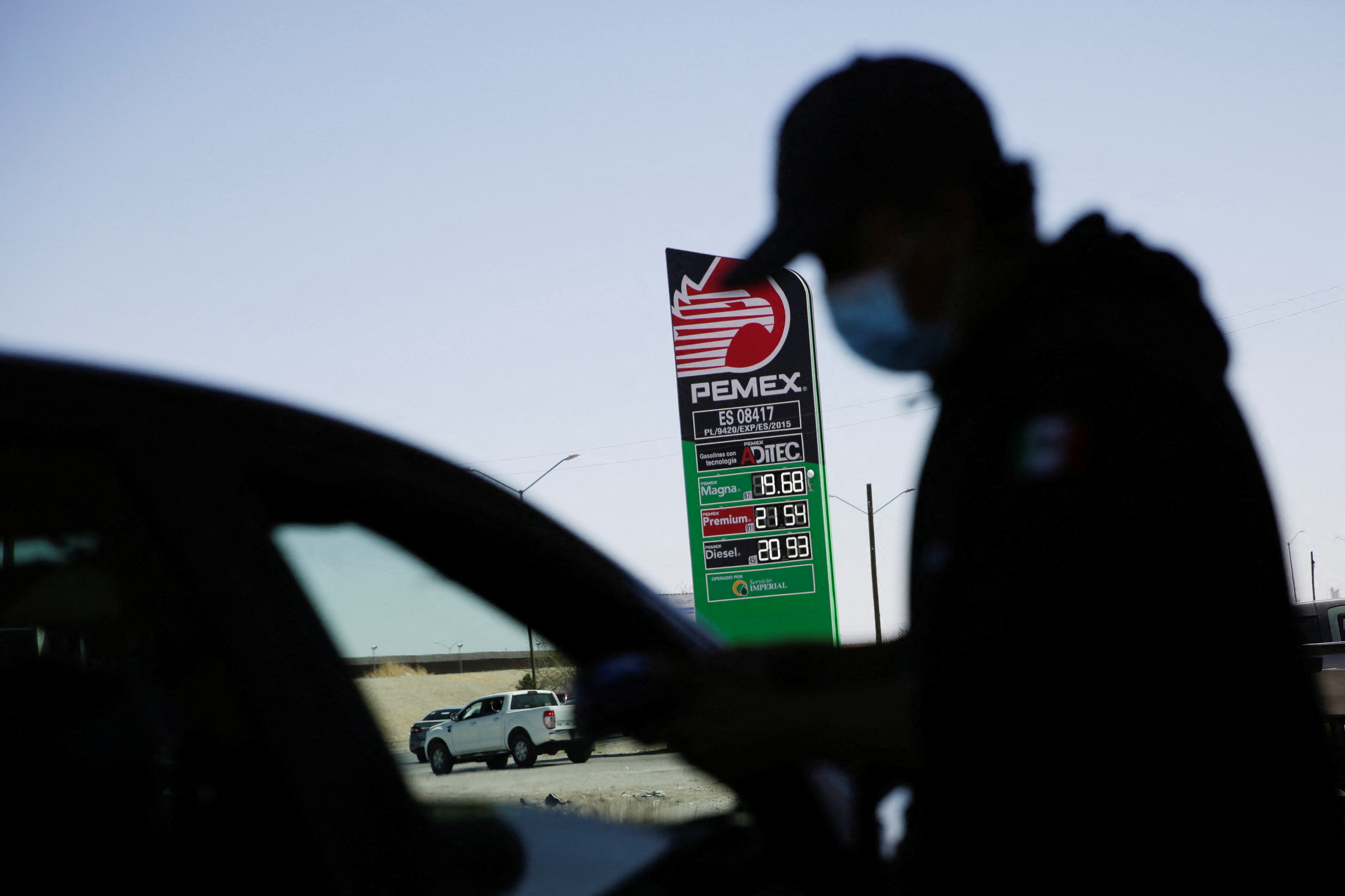 A sign of Mexican state oil company Petroleos Mexicanos (PEMEX) shows their prices of the gasoline at a service station after Mexico suspended a week of gasoline subsidy along the U.S. border, in Ciudad Juarez, Mexico April 2, 2022. REUTERS/Jose Luis Gonzalez