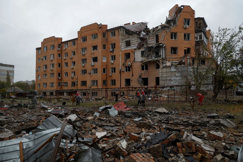 Un edificio residencial fuertemente dañado por un ataque de misiles rusos en Mikoláiv, Ucrania, el 23 de octubre de 2022 (REUTERS/Valentyn Ogirenko)