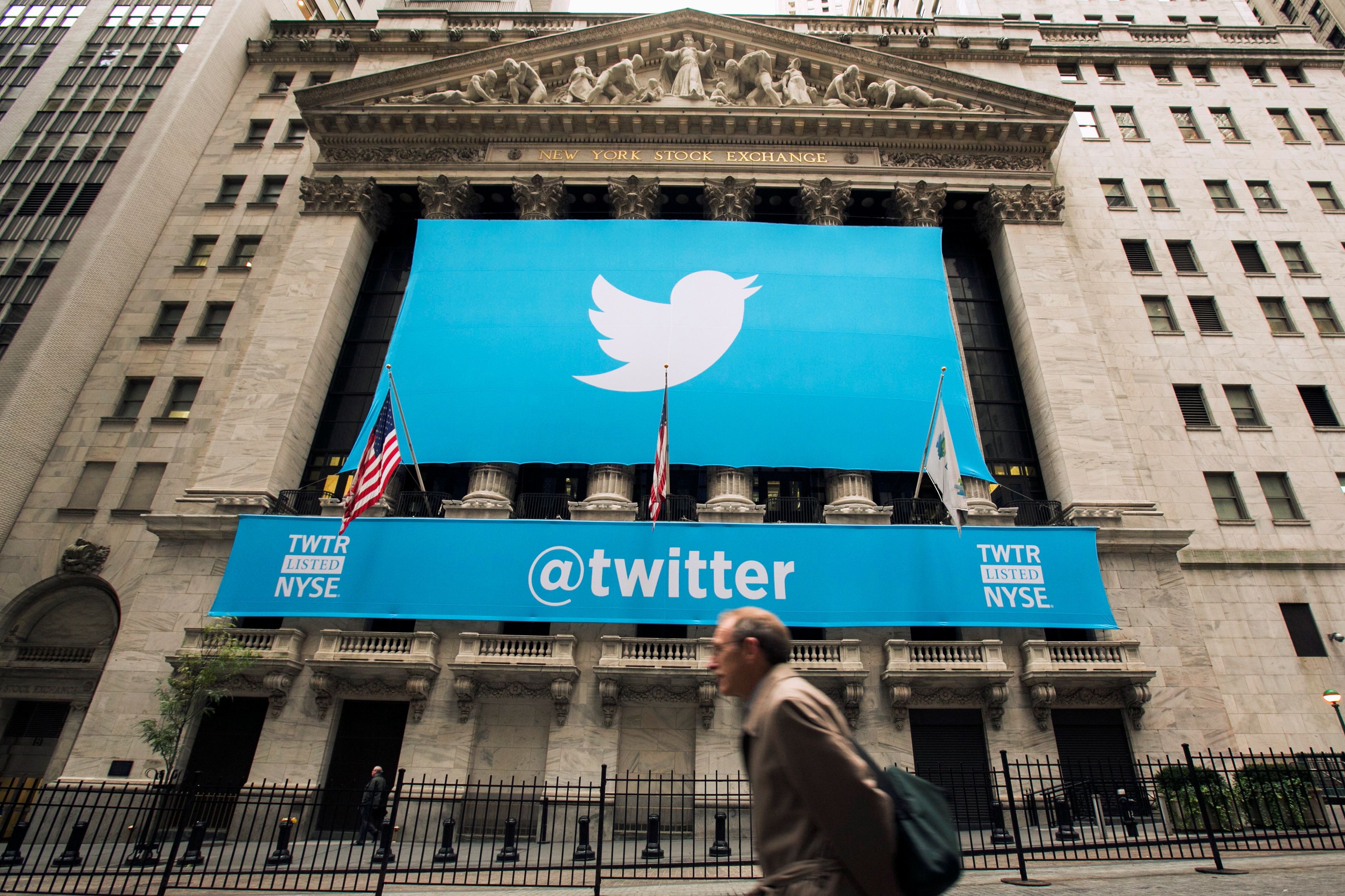 El símbolo de Twitter frente al edificio de la bolsa de Nueva York, ante de su salida al mercado el 7 de noviembre de 2013. 