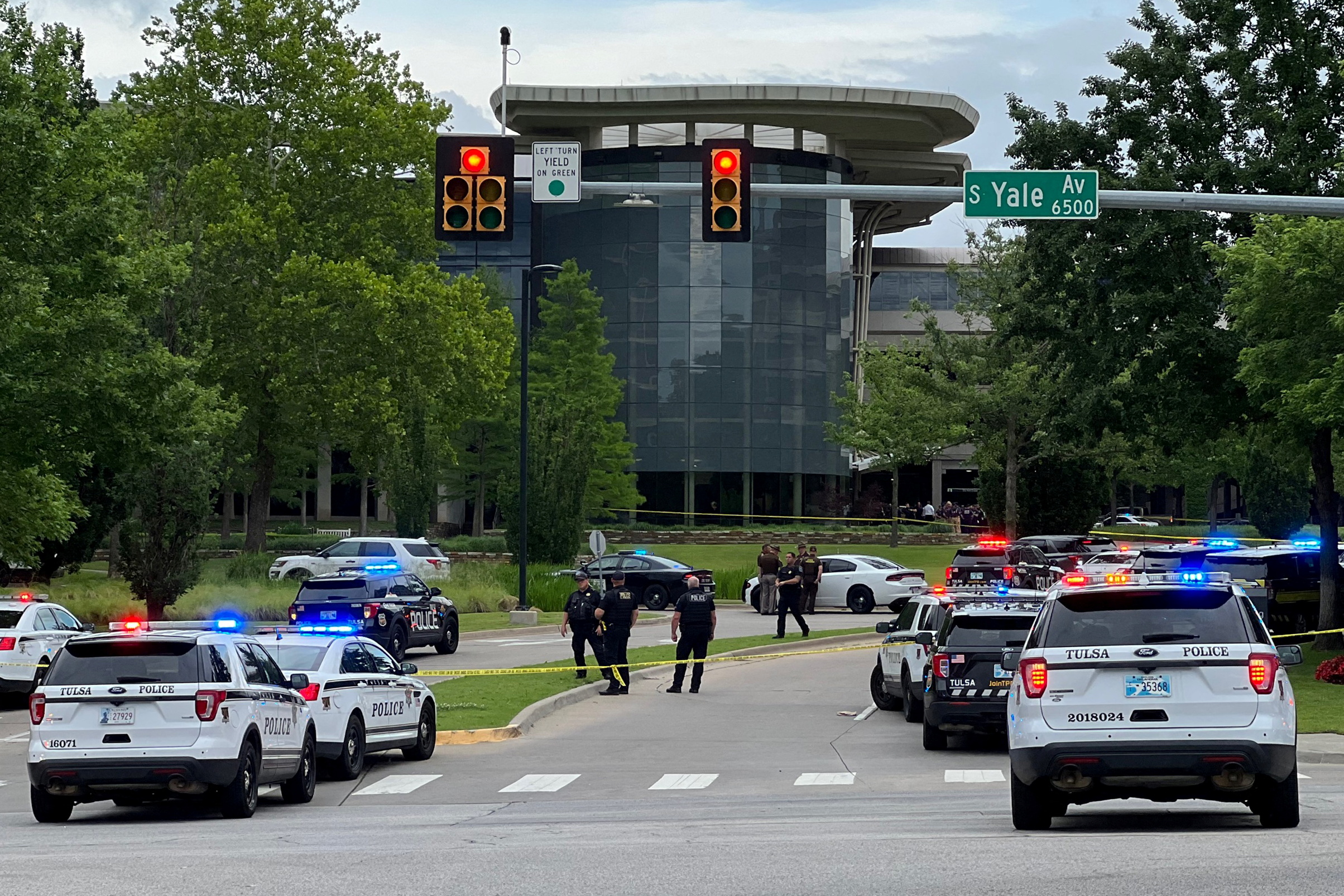 En el exterior del complejo hospitalario se veían decenas de coches de policía (REUTERS/Michael Noble Jr.)