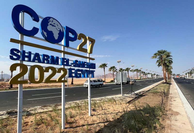 FOTO DE ARCHIVO: Un letrero de la COP27 en la carretera que conduce al lugar donde se celebrará la cumbre climática de la ONU en la ciudad balneario de Sharm el-Sheikh, Egipto, el 20 de octubre de 2022. REUTERS/Sayed Sheasha